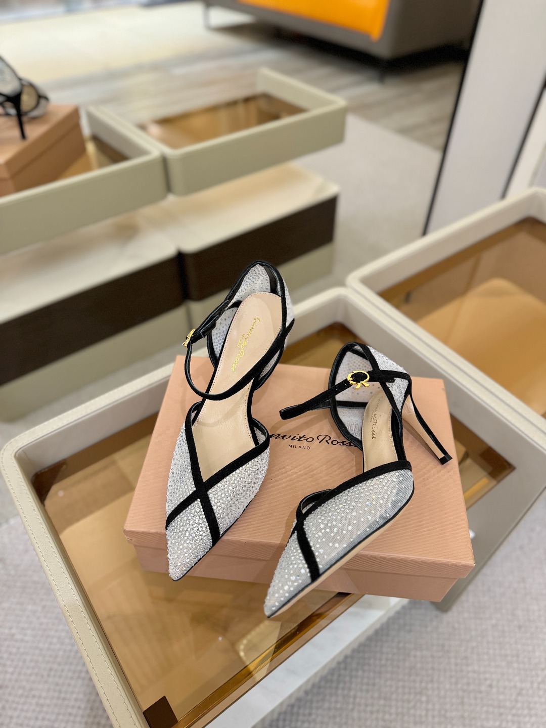 Gianvito rossi 👠顶级版本！代购品质！高跟烫钻凉鞋是一种兼具时尚与舒适的鞋履，高档烫钻为搭