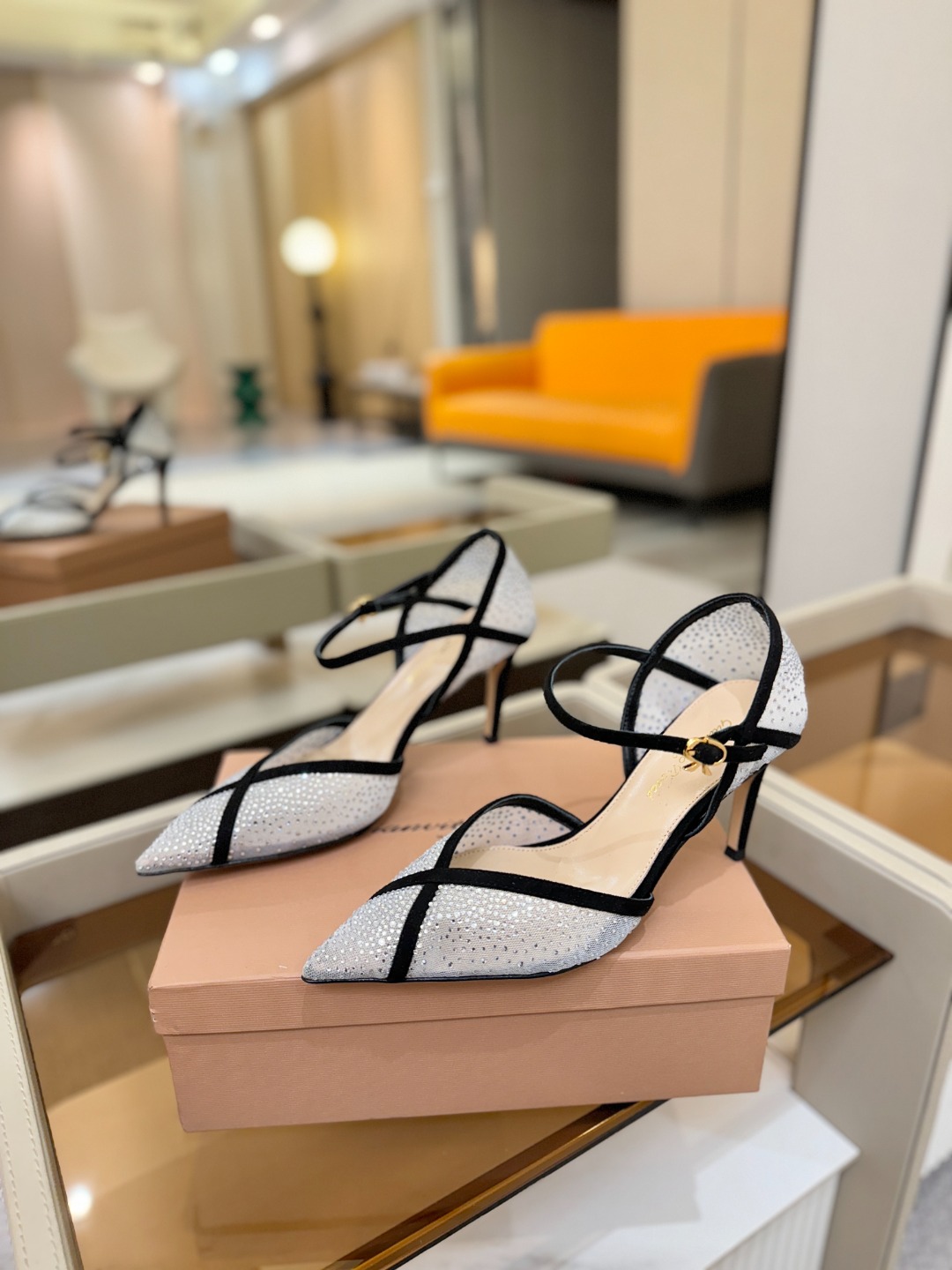 Gianvito rossi 👠顶级版本！代购品质！高跟烫钻凉鞋是一种兼具时尚与舒适的鞋履，高档烫钻为搭