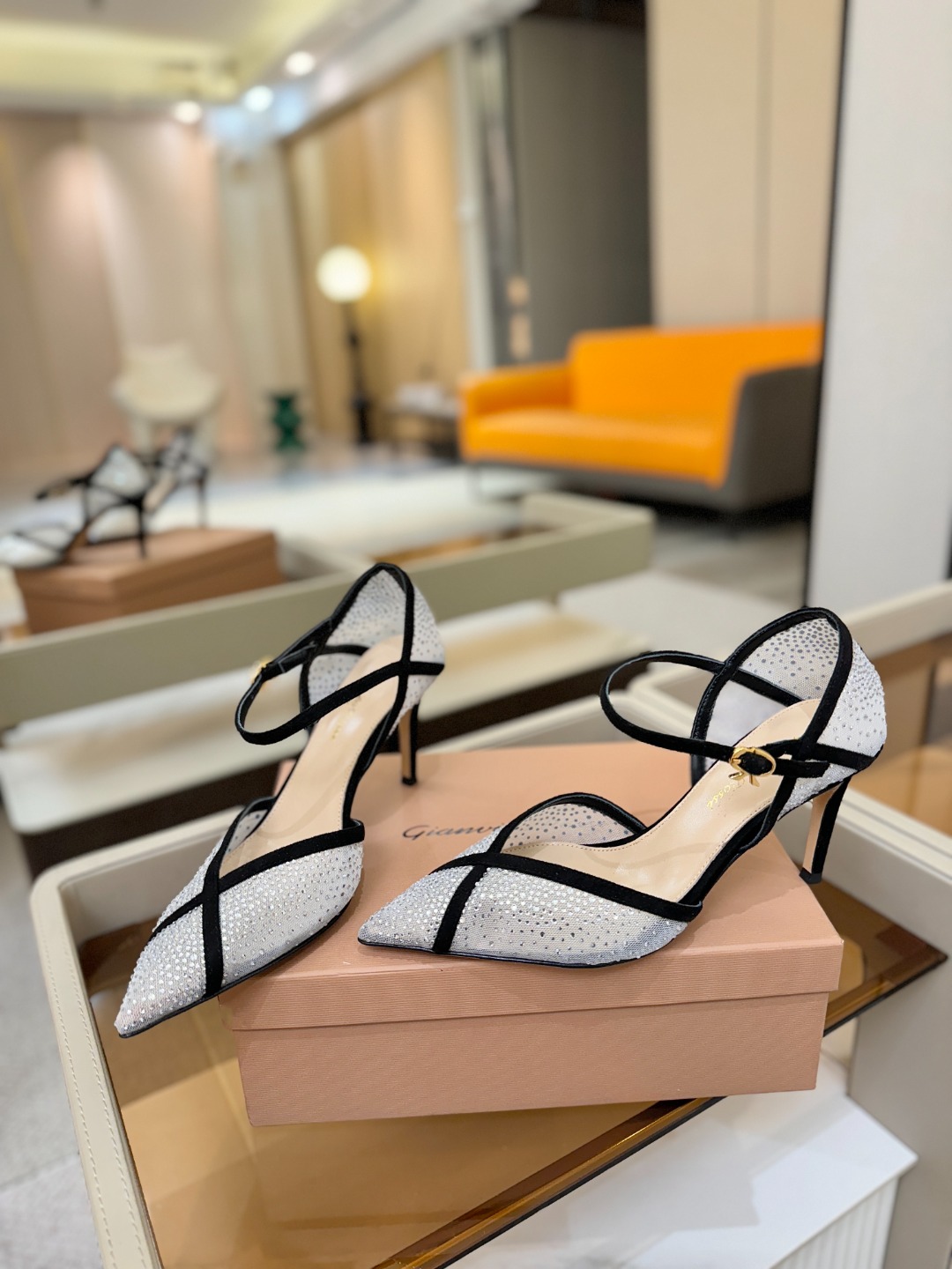 Gianvito rossi 👠顶级版本！代购品质！高跟烫钻凉鞋是一种兼具时尚与舒适的鞋履，高档烫钻为搭