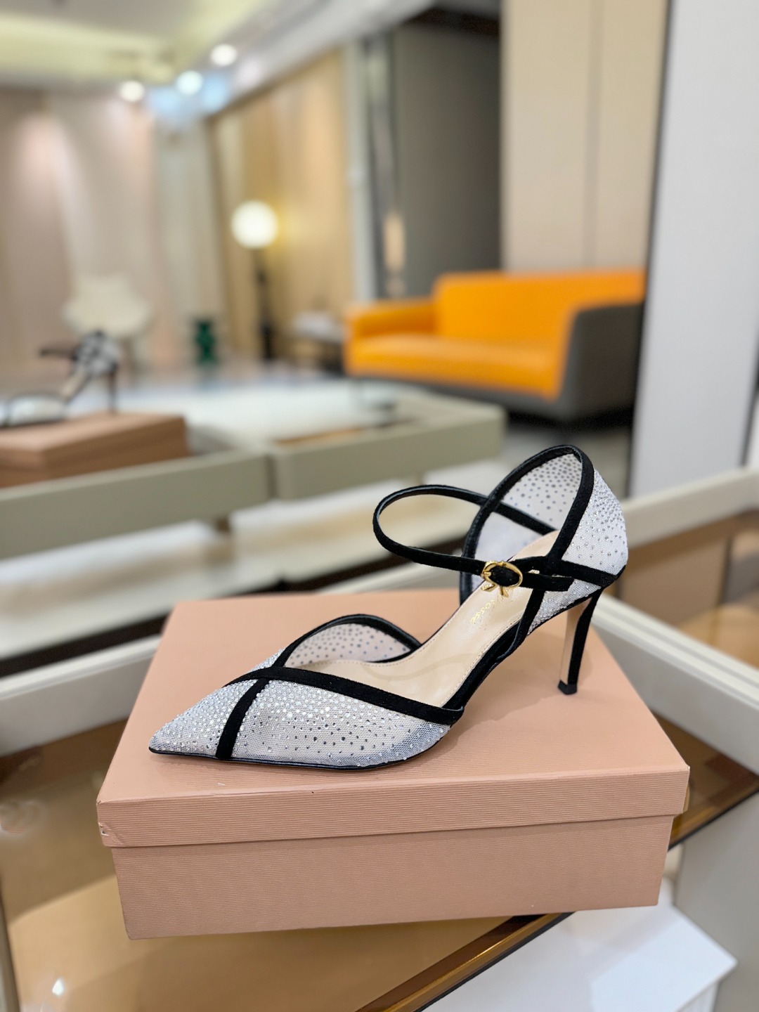 Gianvito rossi 👠顶级版本！代购品质！高跟烫钻凉鞋是一种兼具时尚与舒适的鞋履，高档烫钻为搭