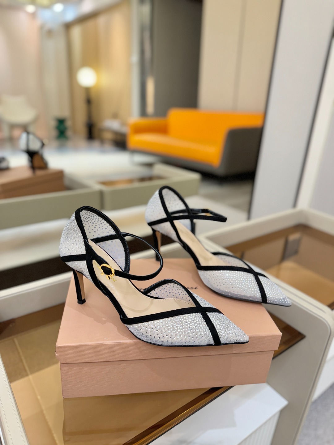 Gianvito rossi 👠顶级版本！代购品质！高跟烫钻凉鞋是一种兼具时尚与舒适的鞋履，高档烫钻为搭
