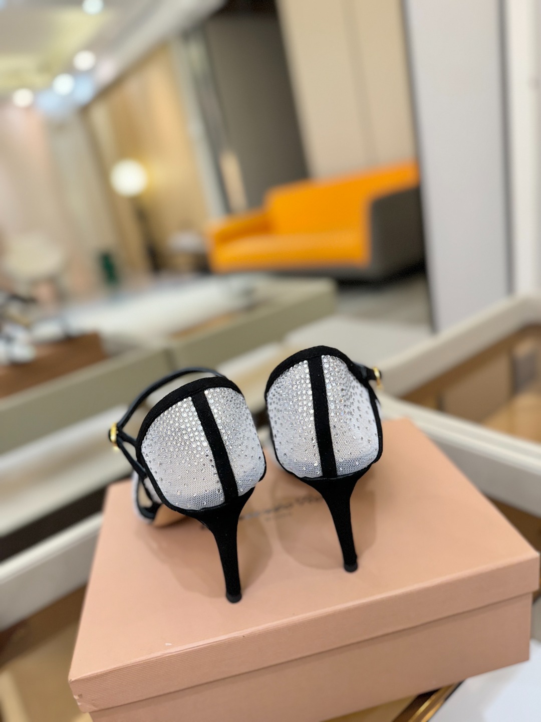 Gianvito rossi 👠顶级版本！代购品质！高跟烫钻凉鞋是一种兼具时尚与舒适的鞋履，高档烫钻为搭