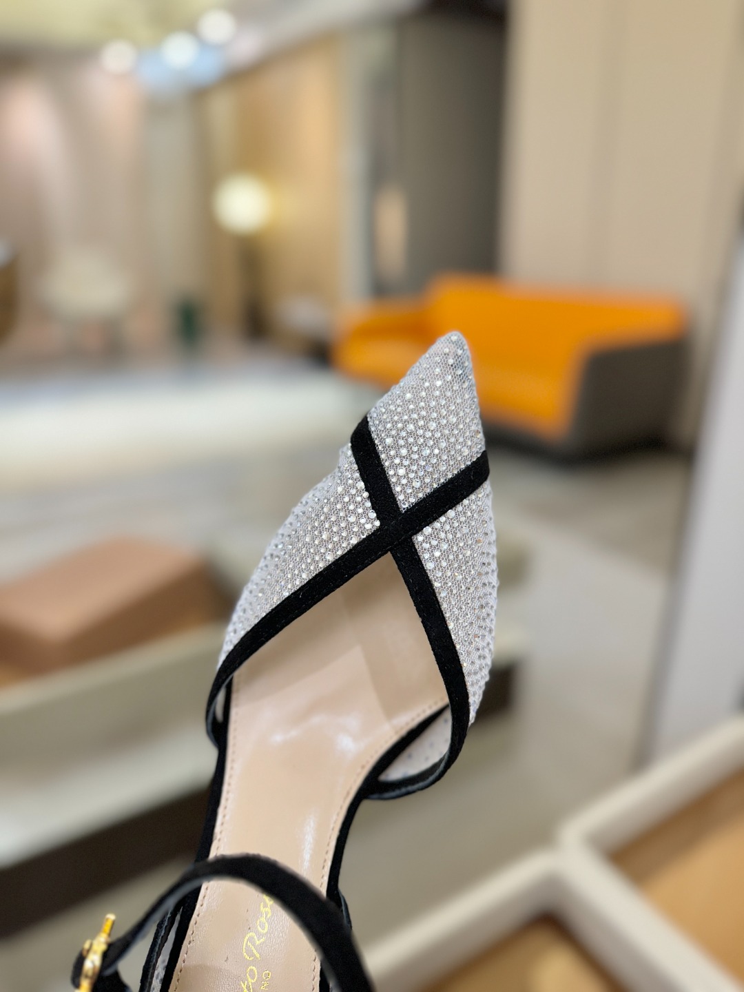 Gianvito rossi 👠顶级版本！代购品质！高跟烫钻凉鞋是一种兼具时尚与舒适的鞋履，高档烫钻为搭