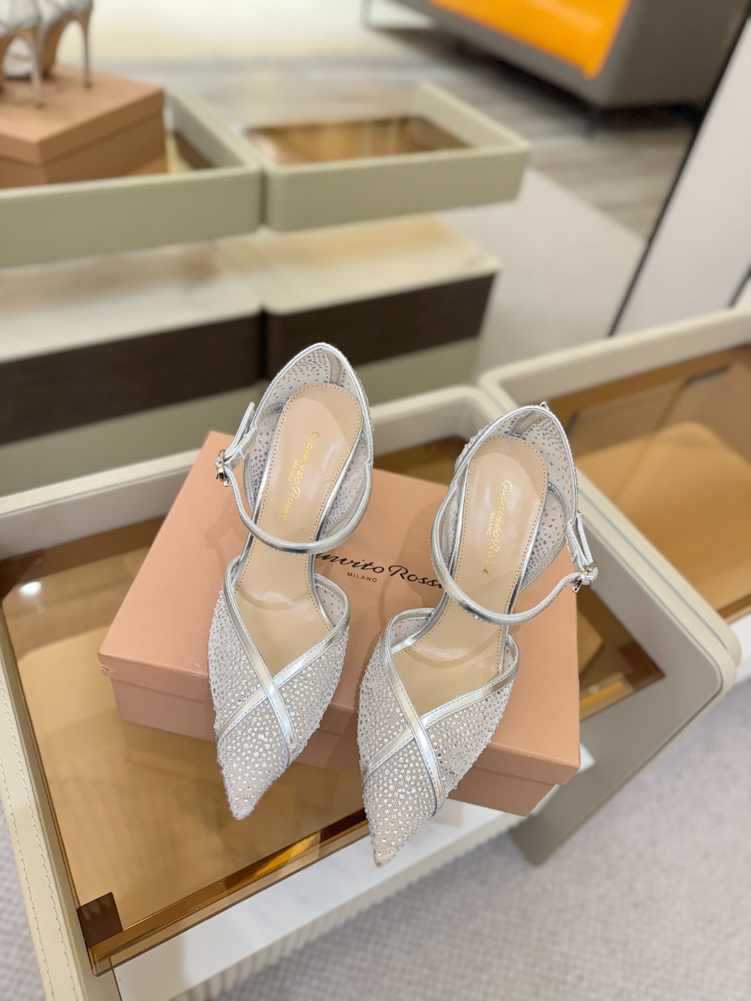 Gianvito rossi 👠顶级版本！代购品质！高跟烫钻凉鞋是一种兼具时尚与舒适的鞋履，高档烫钻为搭