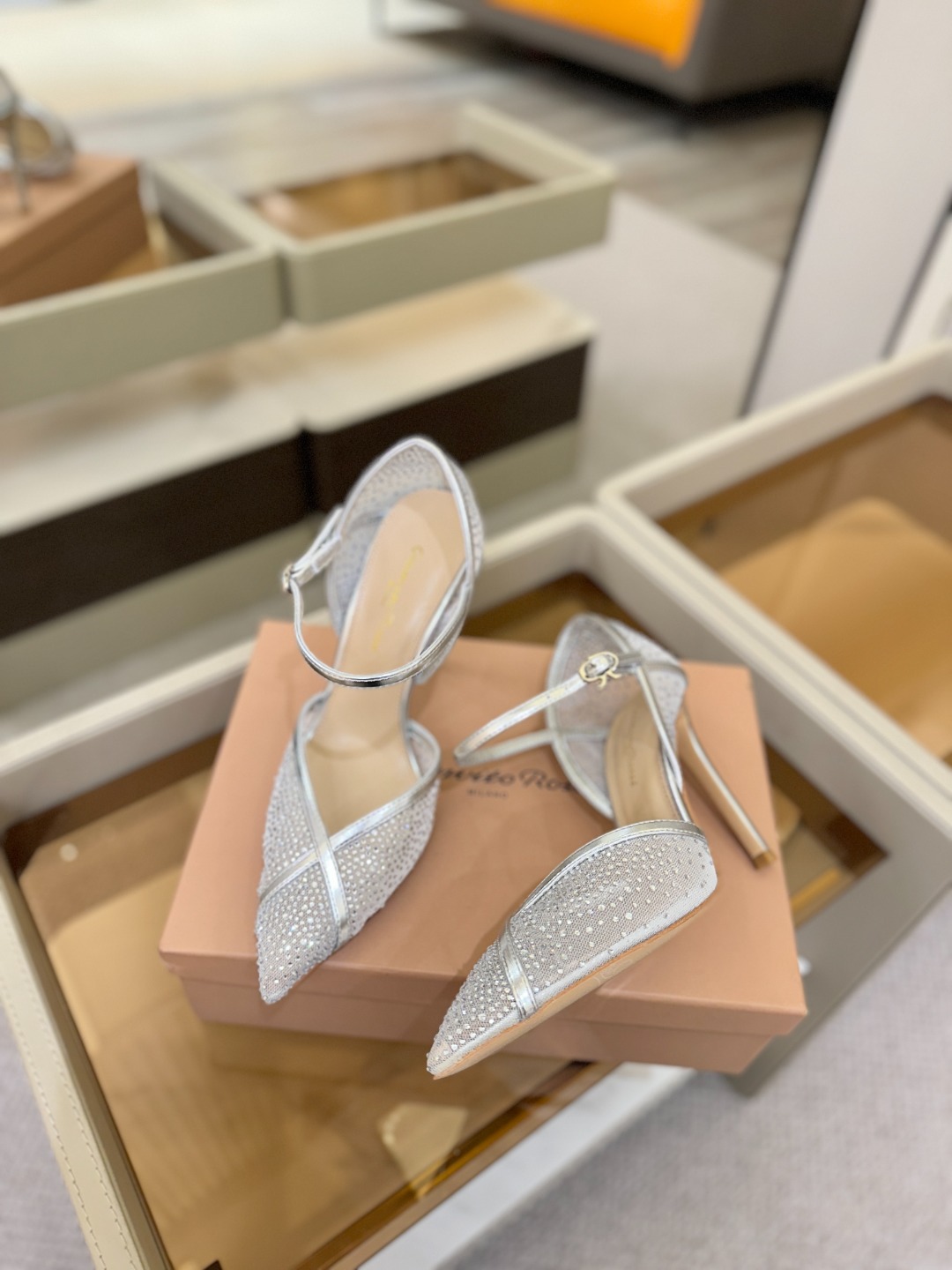 Gianvito rossi 👠顶级版本！代购品质！高跟烫钻凉鞋是一种兼具时尚与舒适的鞋履，高档烫钻为搭