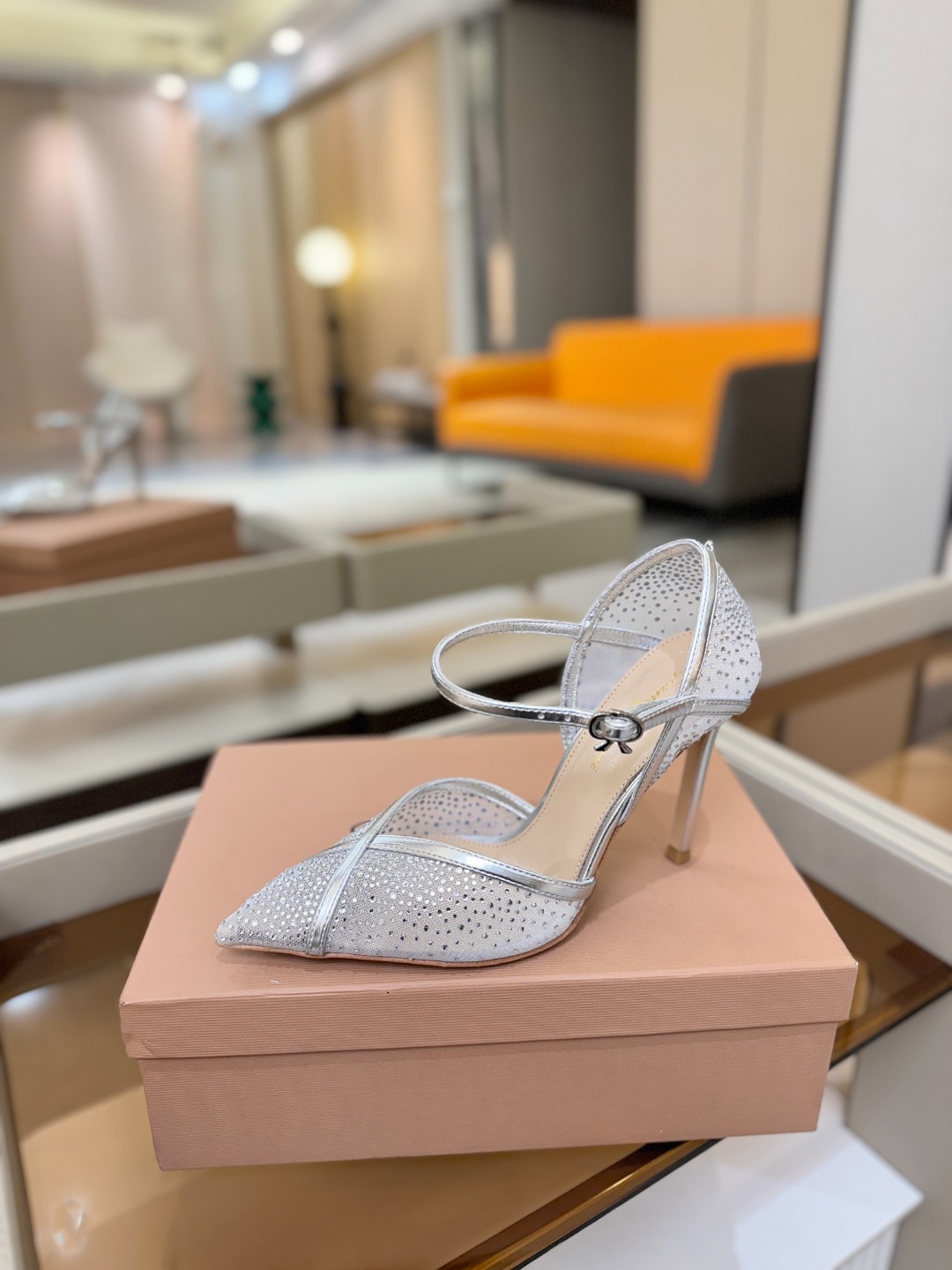 NO:679236,Price Gianvito rossi top version!  Purchasing quality!  High-heeled hot-drilled sandals are a kind of footwear that is both fashionable and comfortable. They are matched with high-end hot-drilled diamonds, which not only show elegance but also have a certain sense of comfort. The round toe design highlights elegance, and the high heels give a confident style. Wearing them, it feels like flowers are blooming under your feet, and you can enjoy the ultimate romance and luxury. * Complete package.  10.5cm * Size: 35-43 (40 41 42 43 customized, non-refundable), high heels and slippers, sandals, high heels, slippers, sheepskin, Leather soles19860909价格 Gianvito rossi 顶级版本！ 代购品质！高跟烫钻凉鞋是一种兼具时尚与舒适的鞋履,高档烫钻为搭配,既显优雅气质,又带有一定的舒适感.圆头设计凸显优雅,高跟赋予自信风采.穿上它,仿佛脚下生花,步步生香,尽享极致的浪漫与奢. * 全套包装. * 鞋面原版定制羊皮/施华洛奇钻 * 垫脚 羊皮 * 鞋底 意大利真皮大底 * 跟高 10.5cm * 码数:35－43（40 41 42 43定做不退换）,高跟鞋拖鞋,sandals,high heels,slippers,sheepskin,Leather soles,Women's Shoes