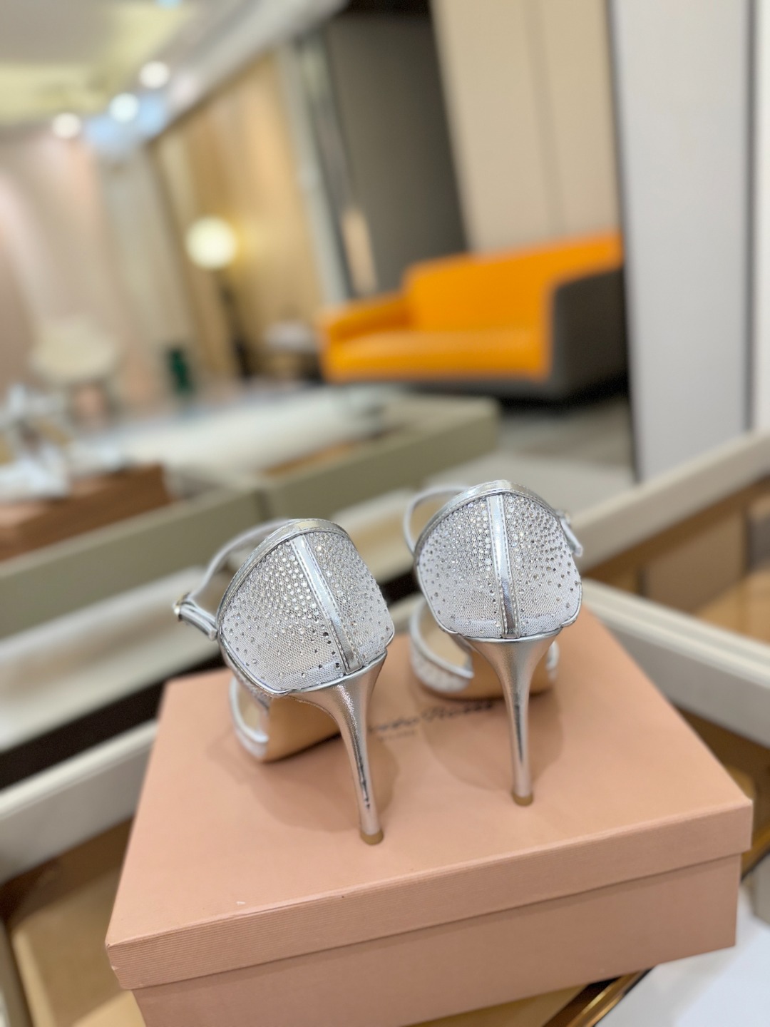 Gianvito rossi 👠顶级版本！代购品质！高跟烫钻凉鞋是一种兼具时尚与舒适的鞋履，高档烫钻为搭