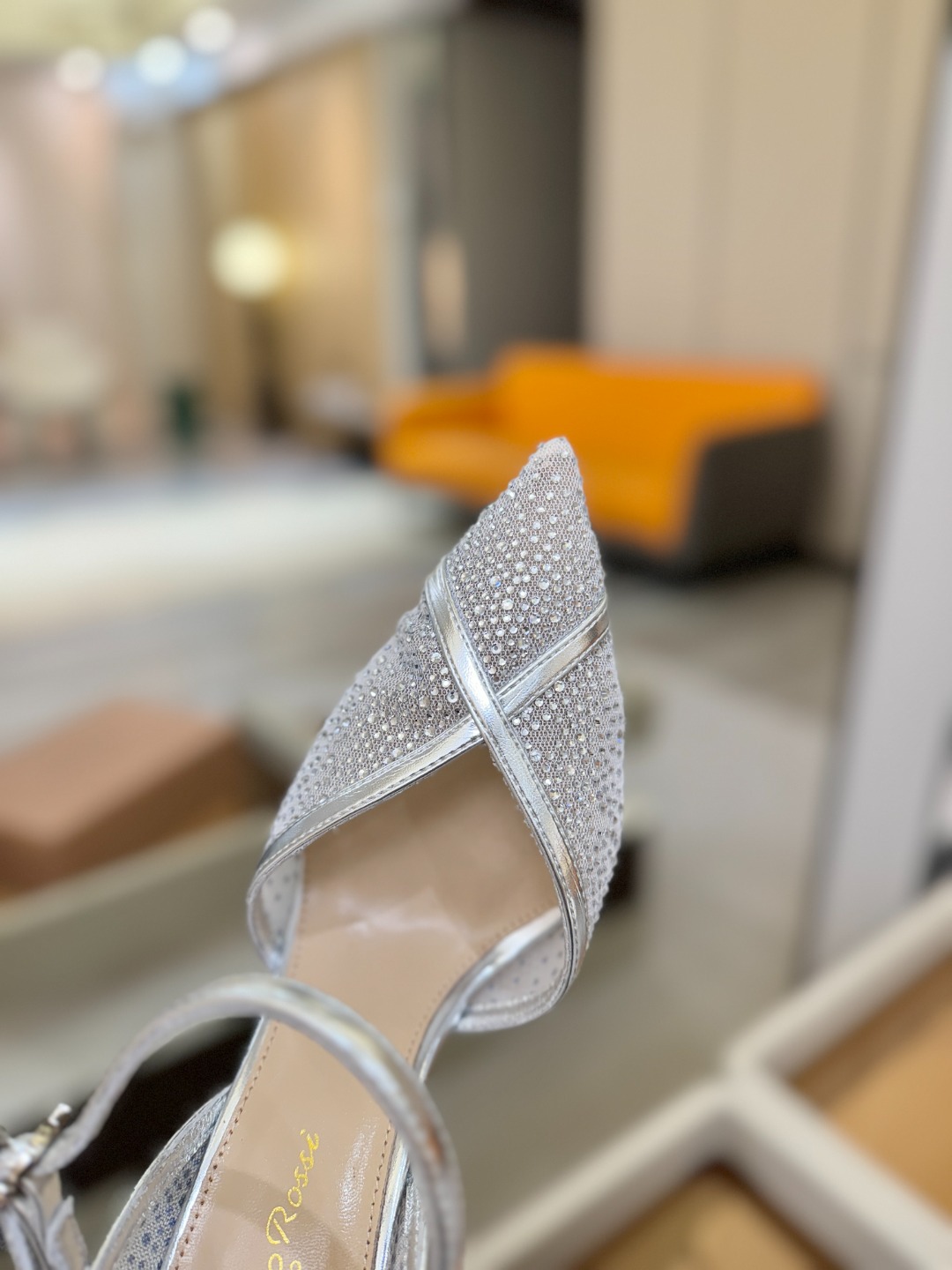 Gianvito rossi 👠顶级版本！代购品质！高跟烫钻凉鞋是一种兼具时尚与舒适的鞋履，高档烫钻为搭