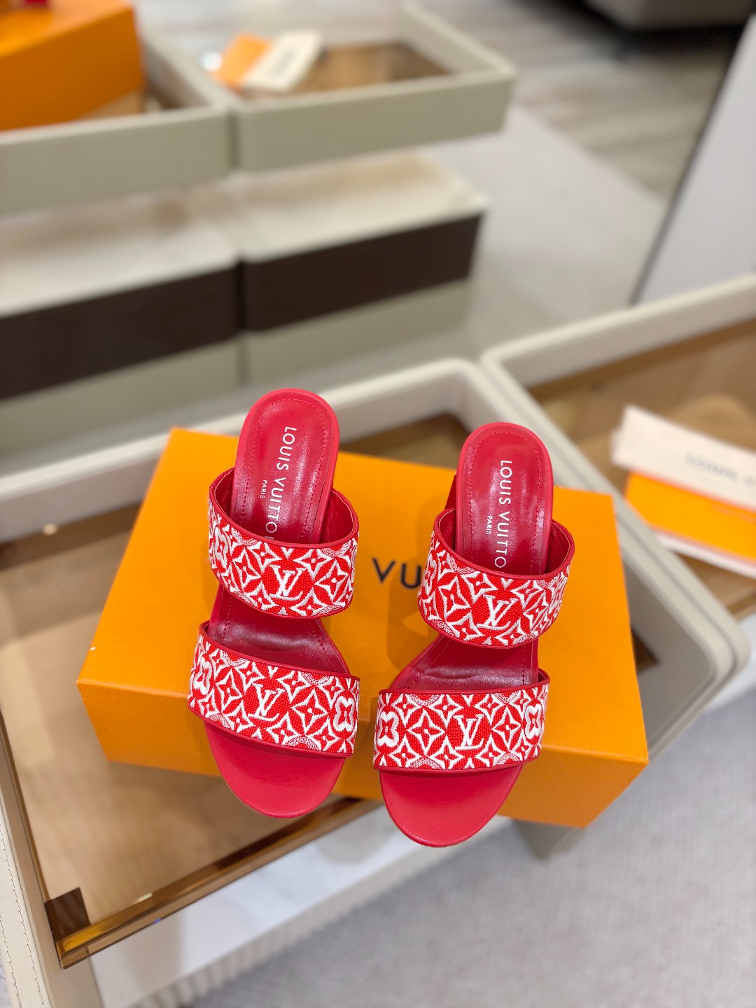 L✔️ 家春夏款专柜走秀拖鞋、官网系列同步更新、完美楦型+鞋面电绣设计、再现经典、款式简单大方、上脚大气