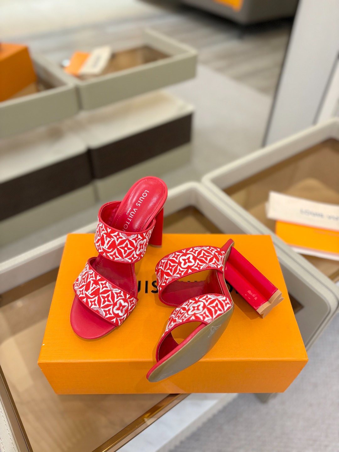 L✔️ 家春夏款专柜走秀拖鞋、官网系列同步更新、完美楦型+鞋面电绣设计、再现经典、款式简单大方、上脚大气