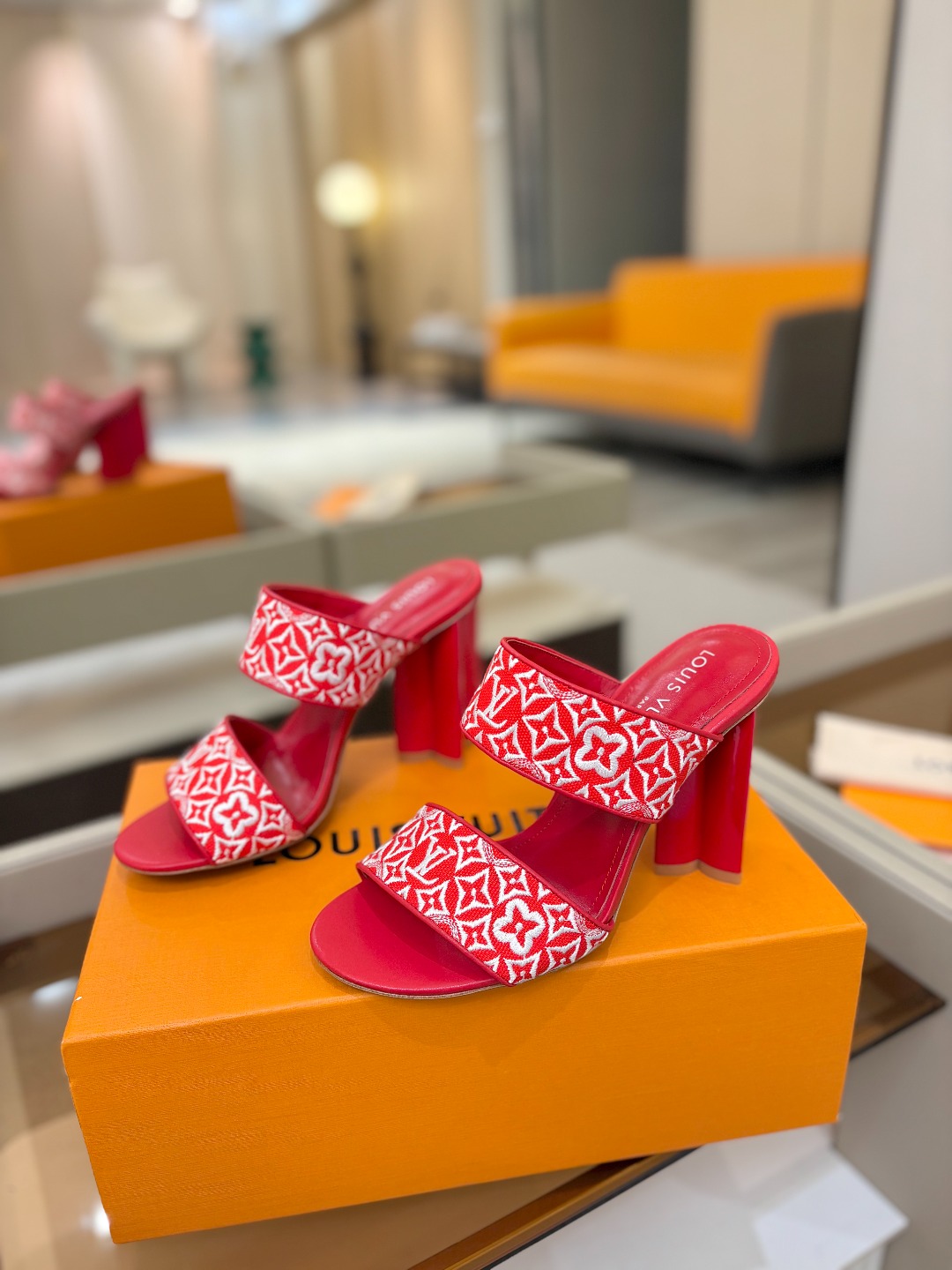 L✔️ 家春夏款专柜走秀拖鞋、官网系列同步更新、完美楦型+鞋面电绣设计、再现经典、款式简单大方、上脚大气