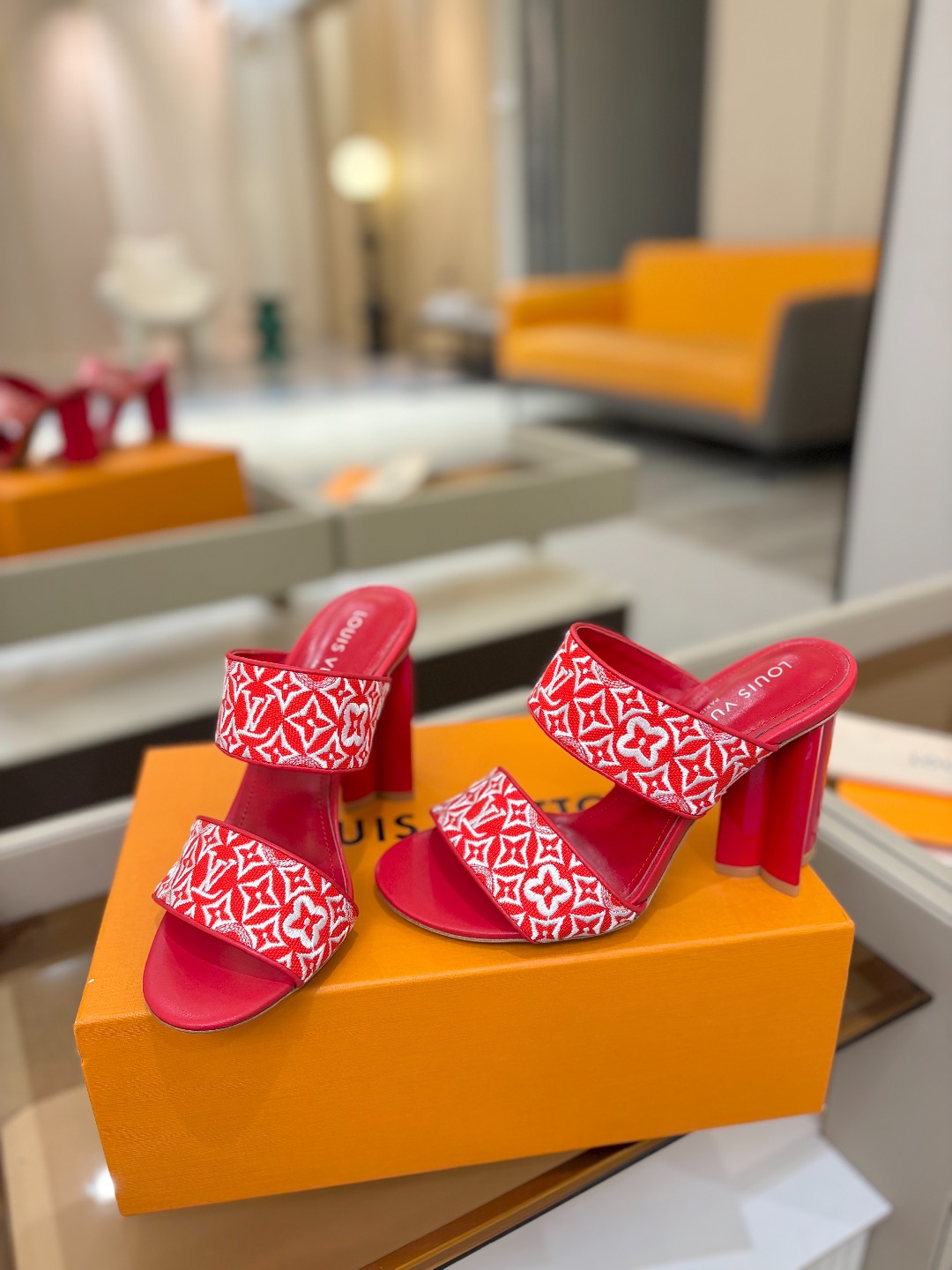 L✔️ 家春夏款专柜走秀拖鞋、官网系列同步更新、完美楦型+鞋面电绣设计、再现经典、款式简单大方、上脚大气