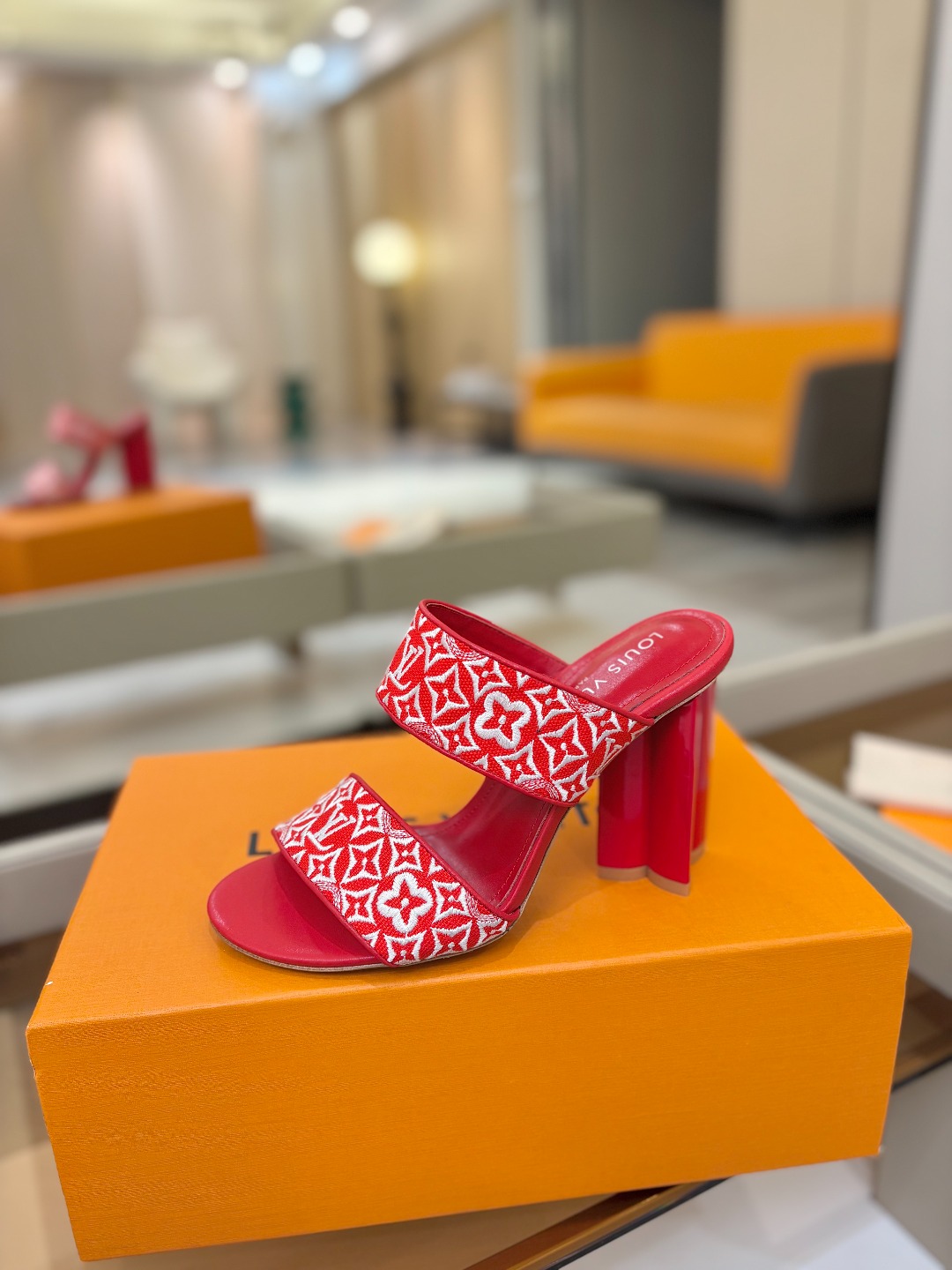 L✔️ 家春夏款专柜走秀拖鞋、官网系列同步更新、完美楦型+鞋面电绣设计、再现经典、款式简单大方、上脚大气