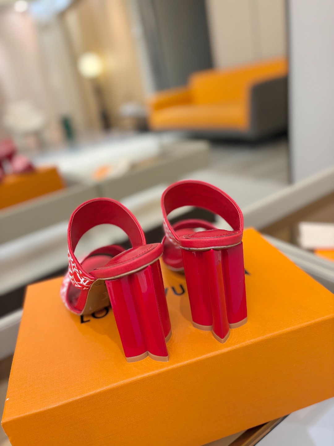 L✔️ 家春夏款专柜走秀拖鞋、官网系列同步更新、完美楦型+鞋面电绣设计、再现经典、款式简单大方、上脚大气