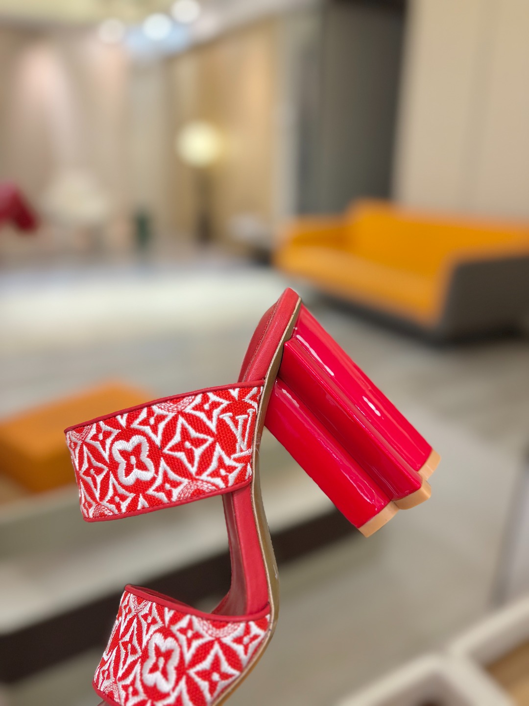 L✔️ 家春夏款专柜走秀拖鞋、官网系列同步更新、完美楦型+鞋面电绣设计、再现经典、款式简单大方、上脚大气