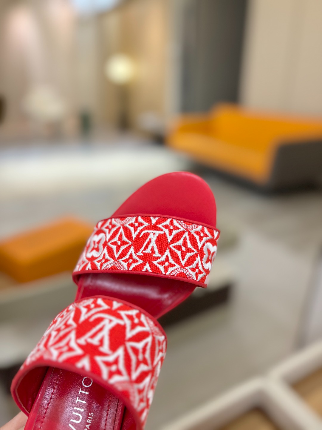 L✔️ 家春夏款专柜走秀拖鞋、官网系列同步更新、完美楦型+鞋面电绣设计、再现经典、款式简单大方、上脚大气