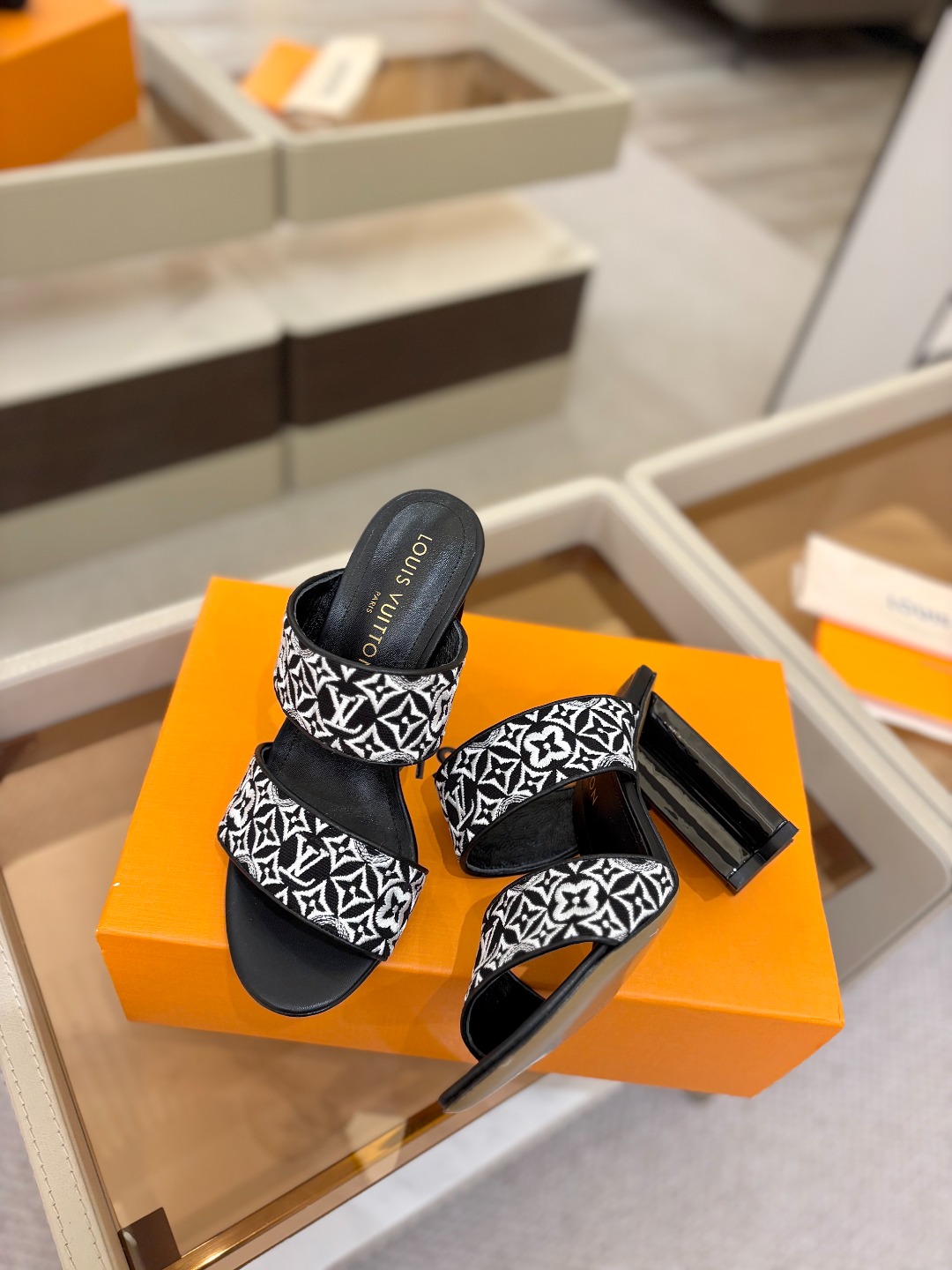 L✔️ 家春夏款专柜走秀拖鞋、官网系列同步更新、完美楦型+鞋面电绣设计、再现经典、款式简单大方、上脚大气