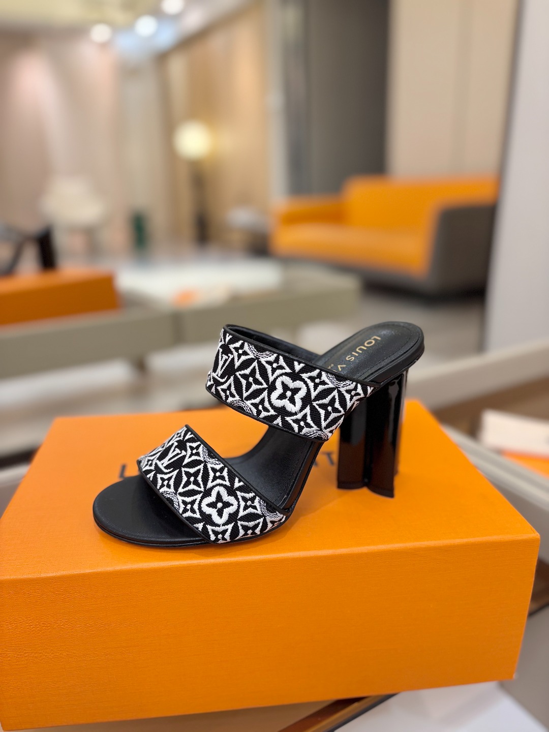 L✔️ 家春夏款专柜走秀拖鞋、官网系列同步更新、完美楦型+鞋面电绣设计、再现经典、款式简单大方、上脚大气