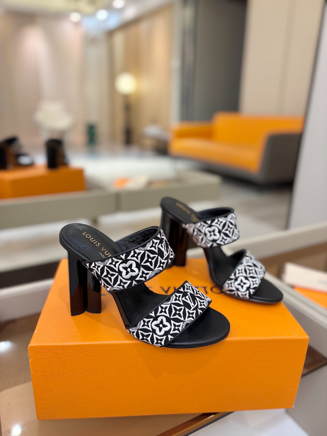 L✔️ 家春夏款专柜走秀拖鞋、官网系列同步更新、完美楦型+鞋面电绣设计、再现经典、款式简单大方、上脚大气