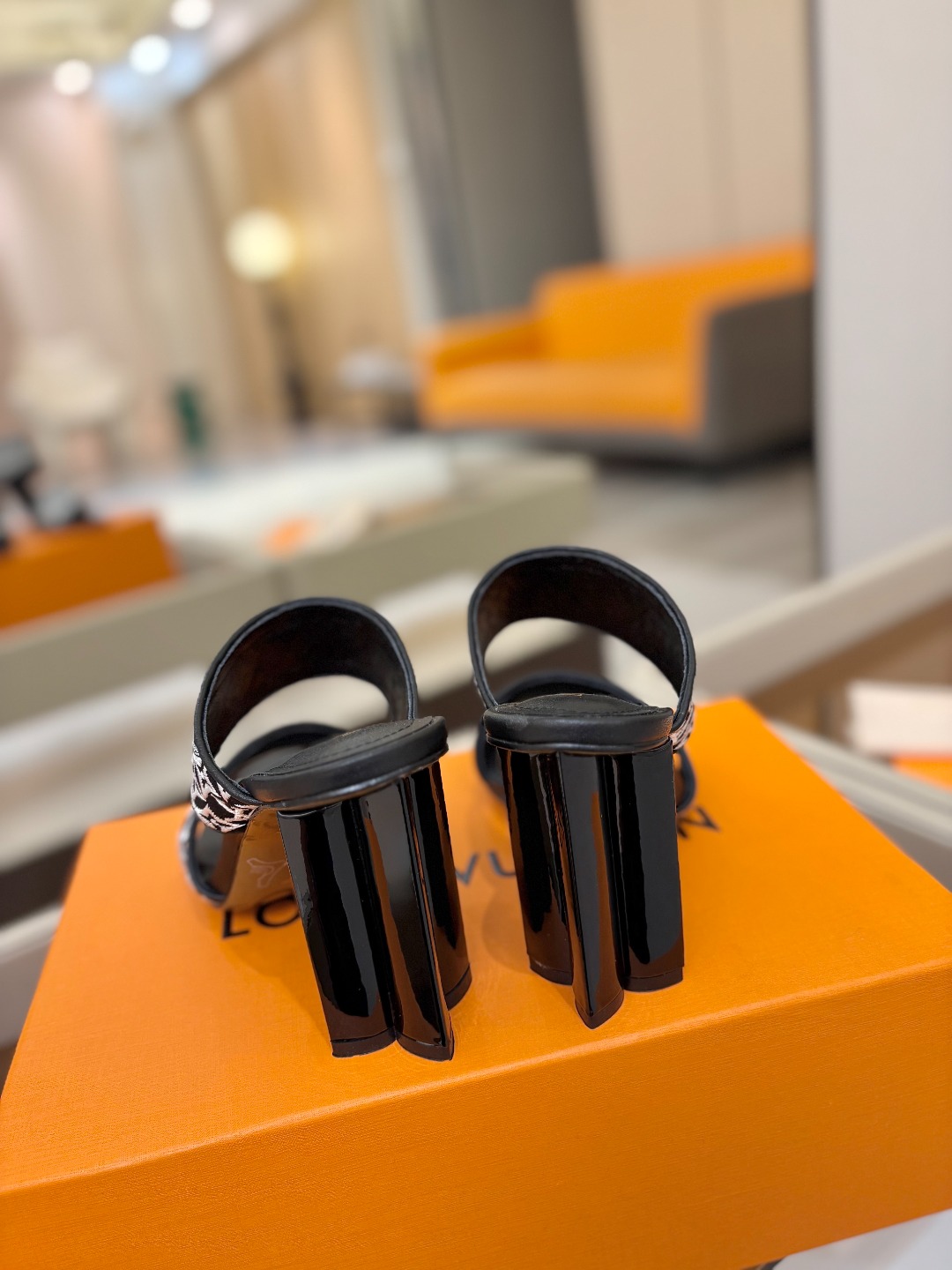 L✔️ 家春夏款专柜走秀拖鞋、官网系列同步更新、完美楦型+鞋面电绣设计、再现经典、款式简单大方、上脚大气