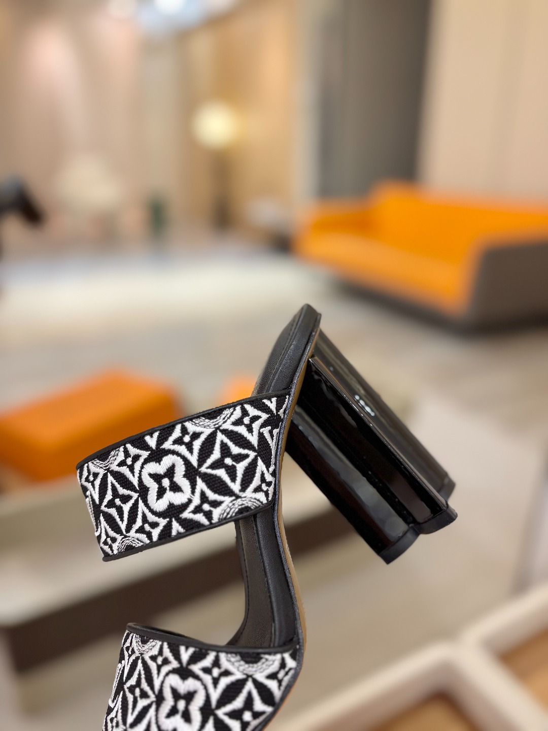 L✔️ 家春夏款专柜走秀拖鞋、官网系列同步更新、完美楦型+鞋面电绣设计、再现经典、款式简单大方、上脚大气