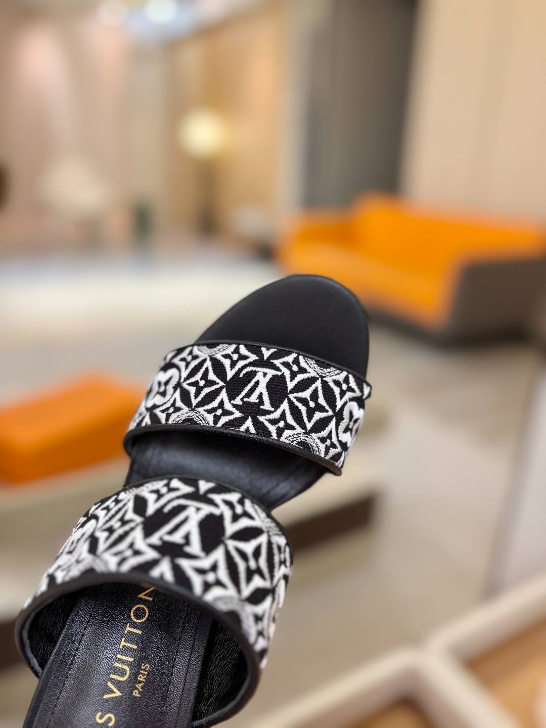 L✔️ 家春夏款专柜走秀拖鞋、官网系列同步更新、完美楦型+鞋面电绣设计、再现经典、款式简单大方、上脚大气