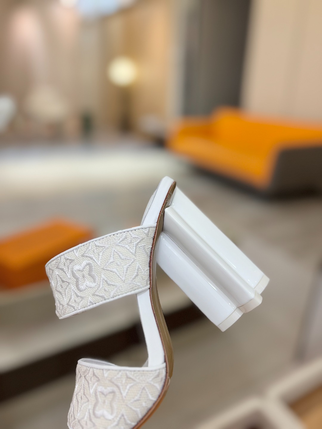 L✔️ 家春夏款专柜走秀拖鞋、官网系列同步更新、完美楦型+鞋面电绣设计、再现经典、款式简单大方、上脚大气