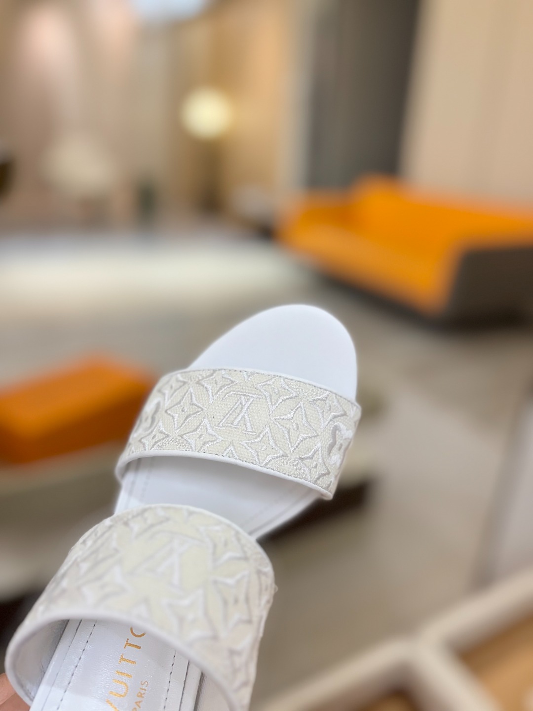 L✔️ 家春夏款专柜走秀拖鞋、官网系列同步更新、完美楦型+鞋面电绣设计、再现经典、款式简单大方、上脚大气