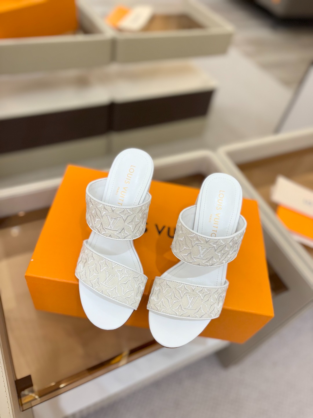 L✔️ 家春夏款专柜走秀拖鞋、官网系列同步更新、完美楦型+鞋面电绣设计、再现经典、款式简单大方、上脚大气