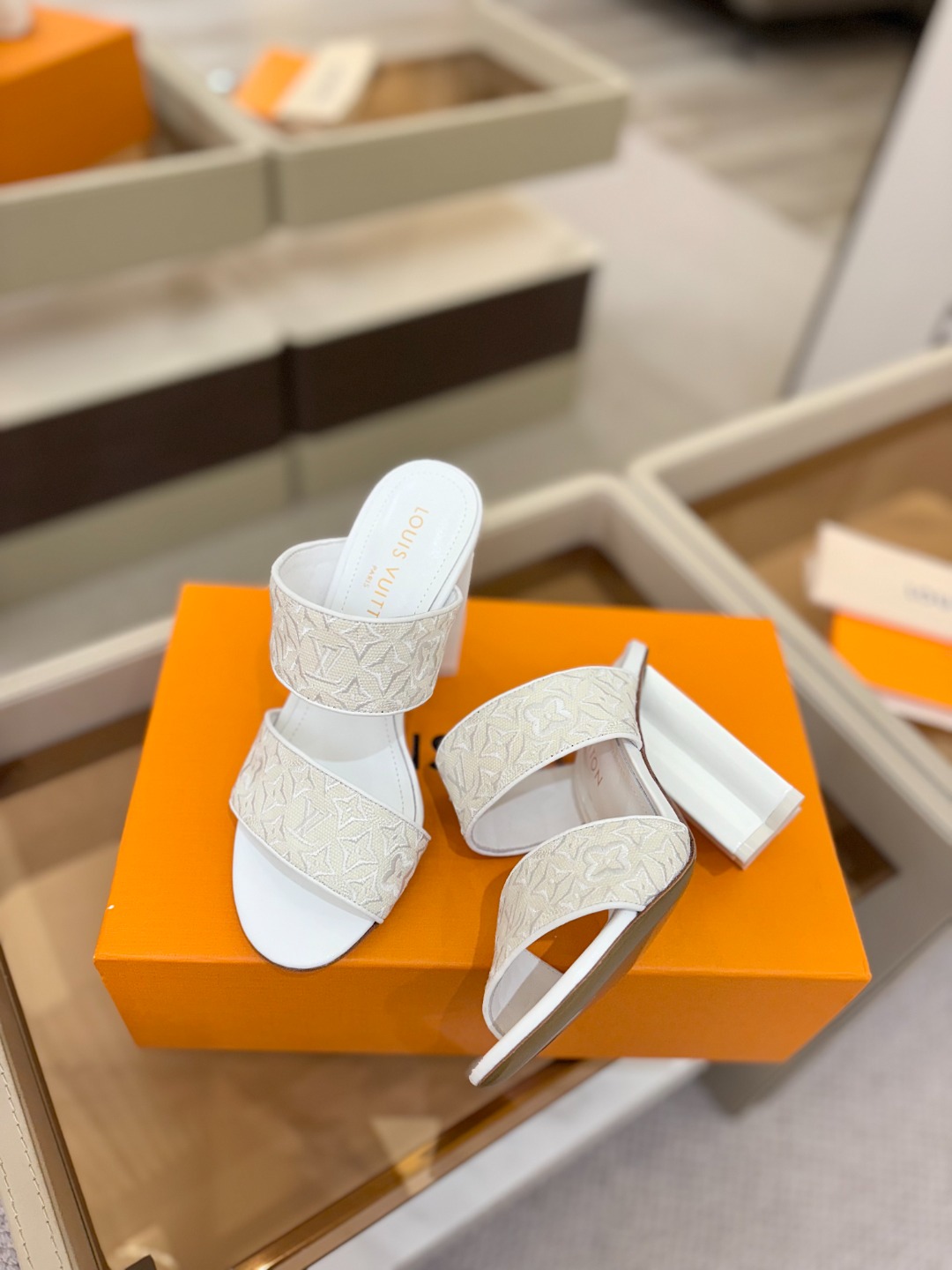 L✔️ 家春夏款专柜走秀拖鞋、官网系列同步更新、完美楦型+鞋面电绣设计、再现经典、款式简单大方、上脚大气