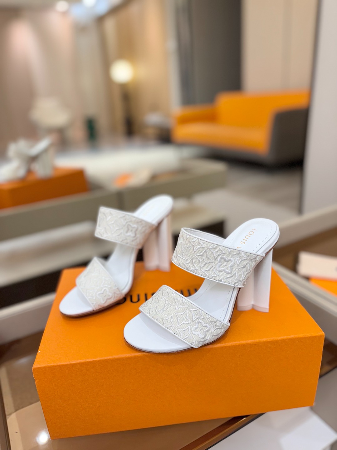 L✔️ 家春夏款专柜走秀拖鞋、官网系列同步更新、完美楦型+鞋面电绣设计、再现经典、款式简单大方、上脚大气