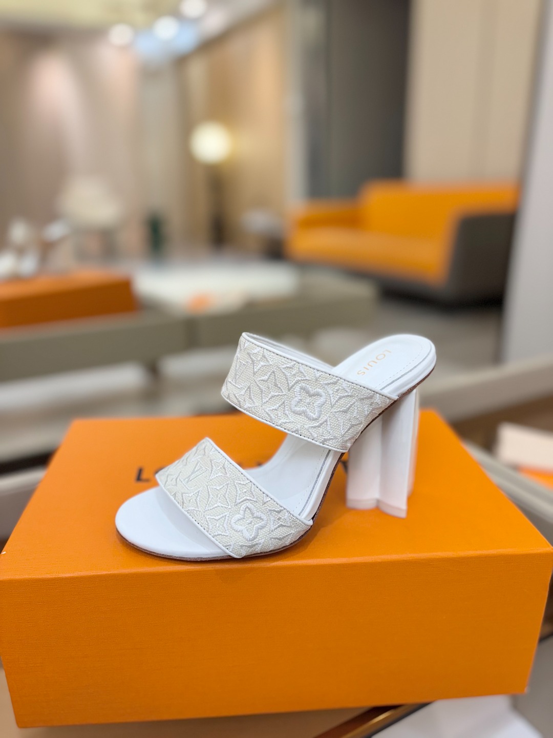 L✔️ 家春夏款专柜走秀拖鞋、官网系列同步更新、完美楦型+鞋面电绣设计、再现经典、款式简单大方、上脚大气