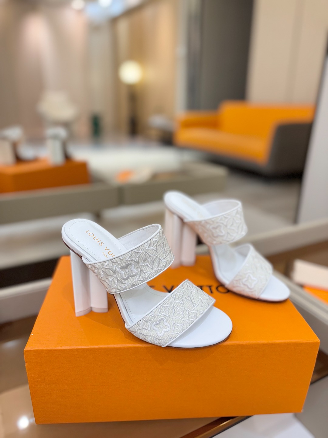 L✔️ 家春夏款专柜走秀拖鞋、官网系列同步更新、完美楦型+鞋面电绣设计、再现经典、款式简单大方、上脚大气