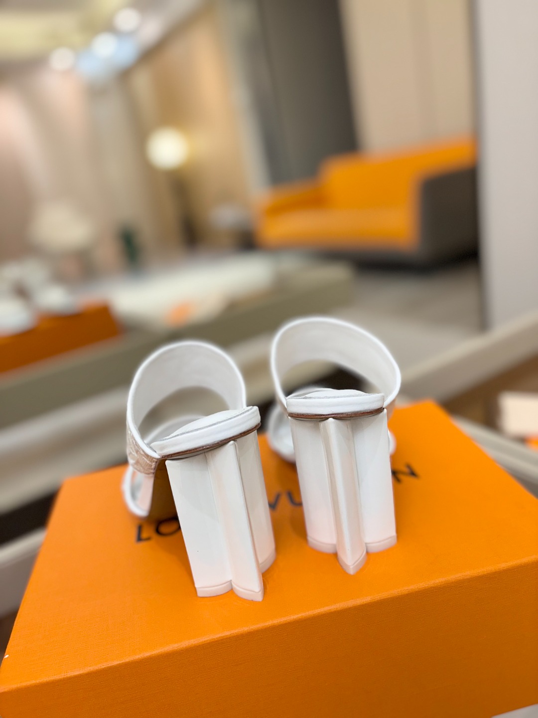 L✔️ 家春夏款专柜走秀拖鞋、官网系列同步更新、完美楦型+鞋面电绣设计、再现经典、款式简单大方、上脚大气