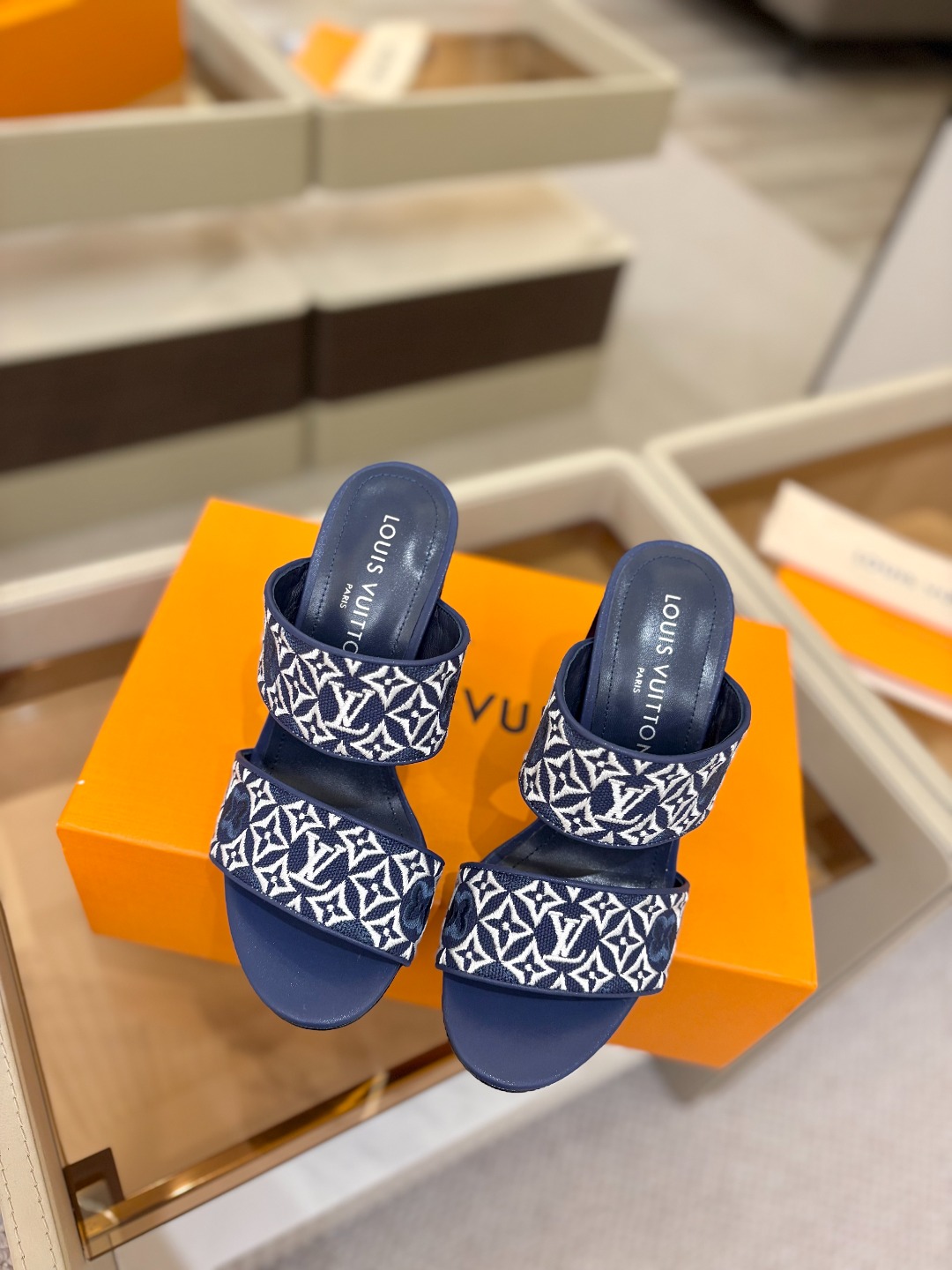 L✔️ 家春夏款专柜走秀拖鞋、官网系列同步更新、完美楦型+鞋面电绣设计、再现经典、款式简单大方、上脚大气