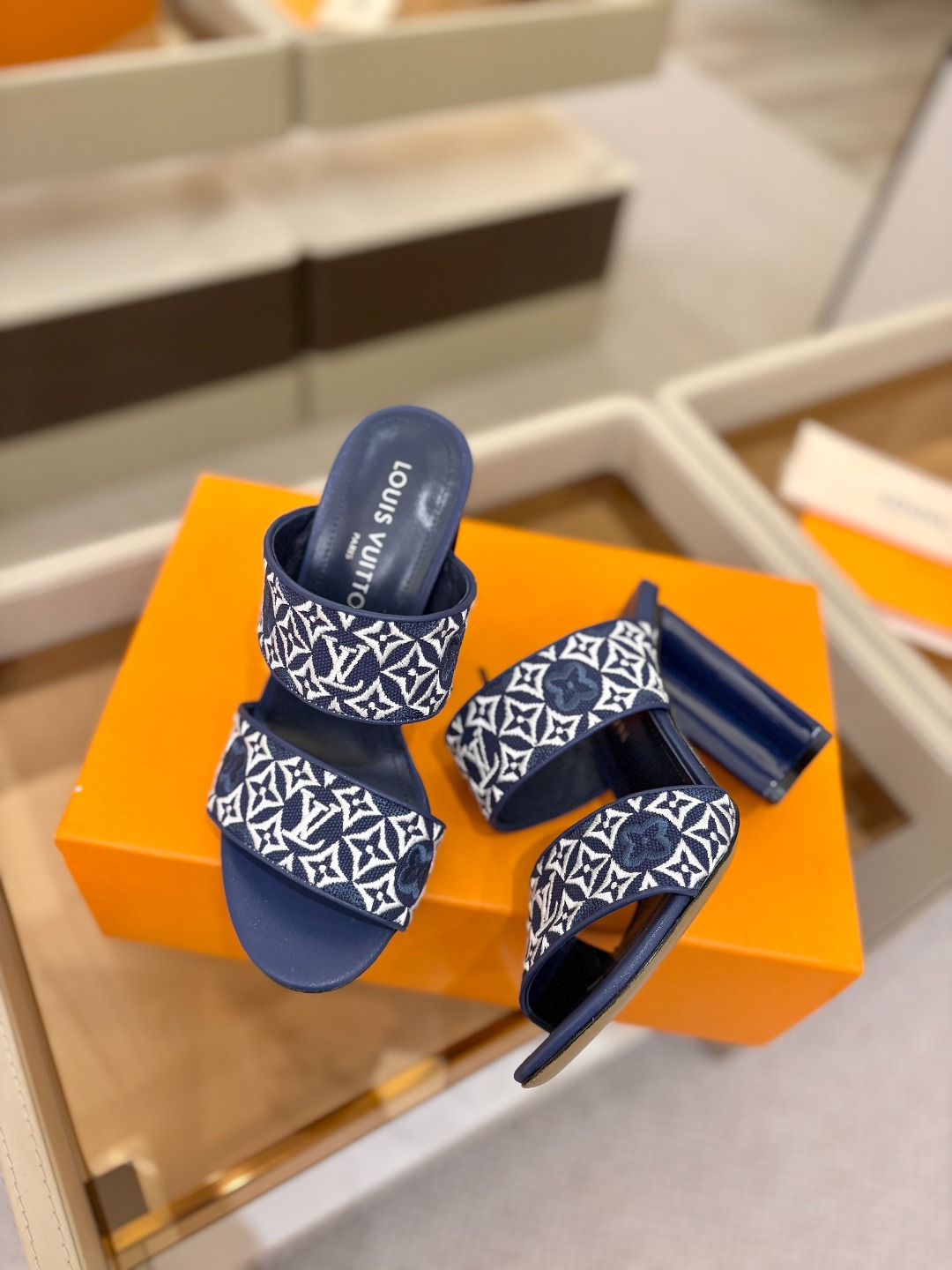 L✔️ 家春夏款专柜走秀拖鞋、官网系列同步更新、完美楦型+鞋面电绣设计、再现经典、款式简单大方、上脚大气