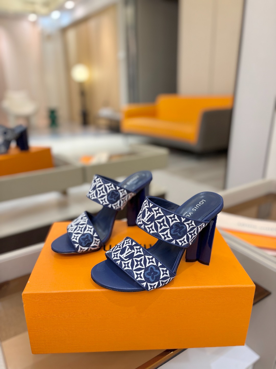 L✔️ 家春夏款专柜走秀拖鞋、官网系列同步更新、完美楦型+鞋面电绣设计、再现经典、款式简单大方、上脚大气