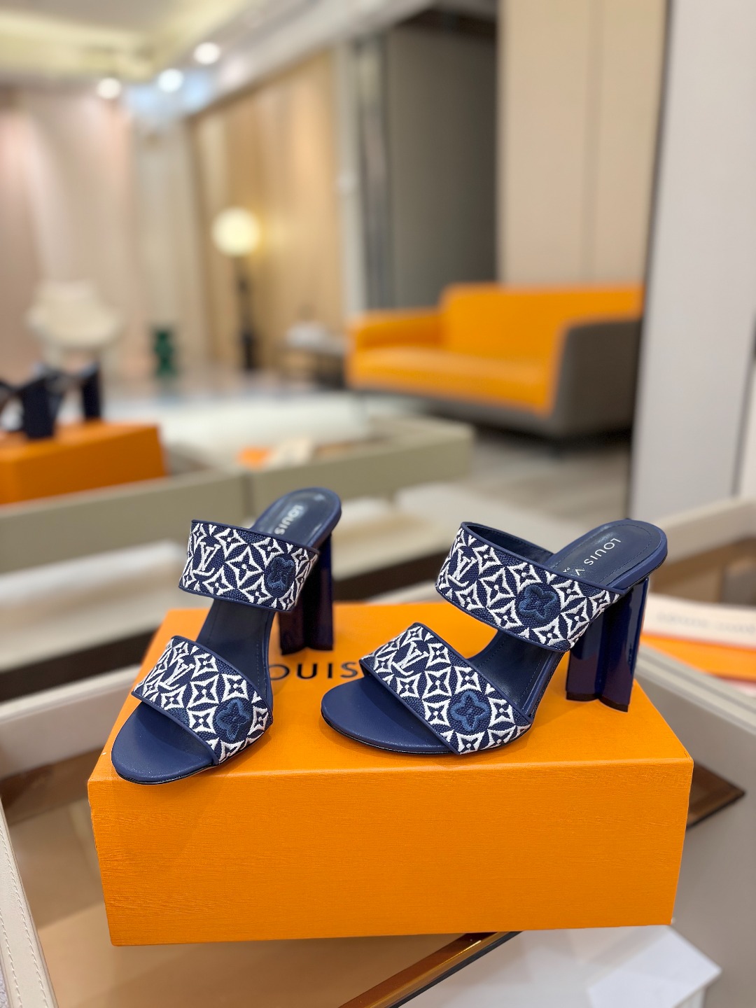 L✔️ 家春夏款专柜走秀拖鞋、官网系列同步更新、完美楦型+鞋面电绣设计、再现经典、款式简单大方、上脚大气