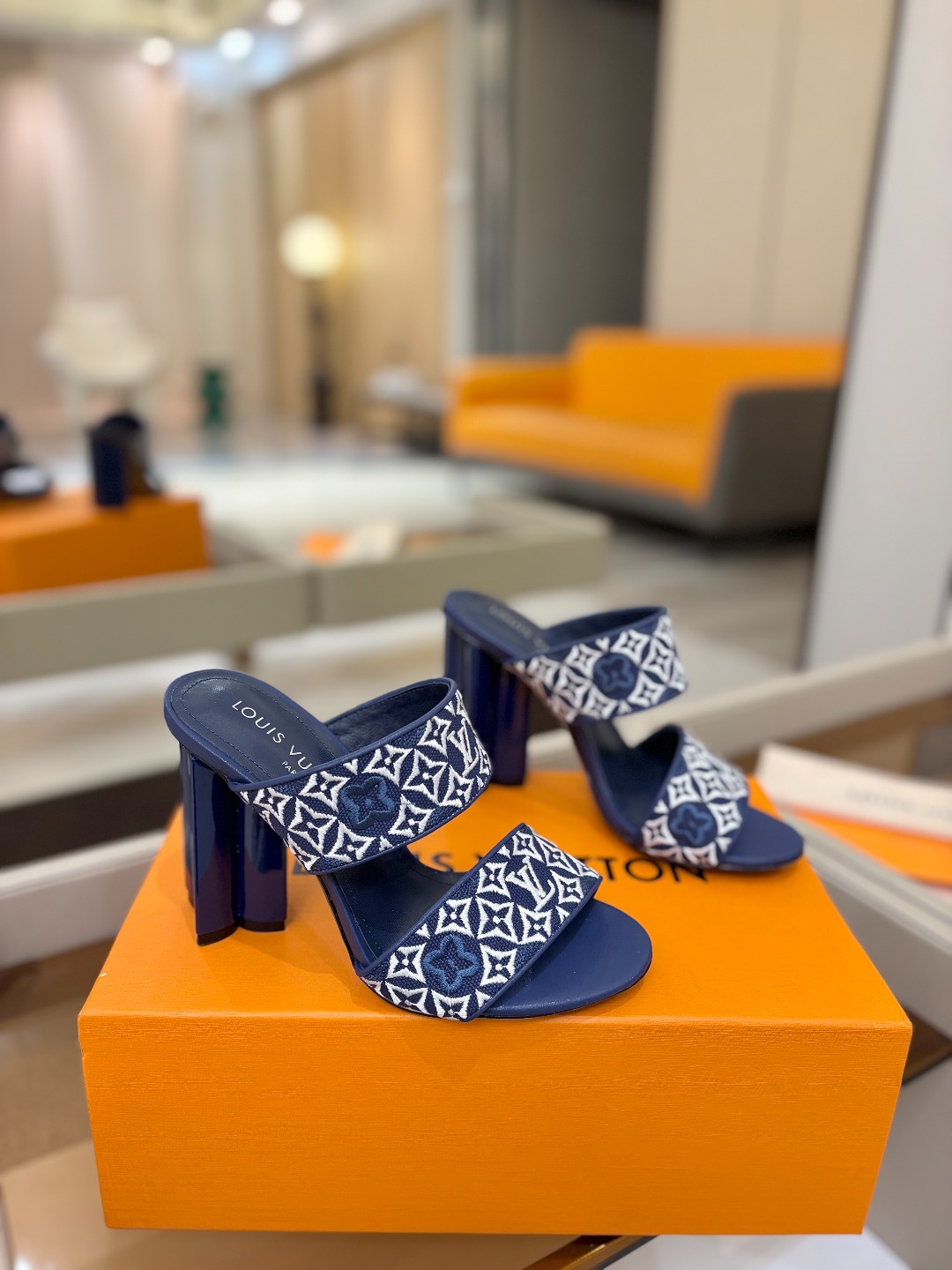 L✔️ 家春夏款专柜走秀拖鞋、官网系列同步更新、完美楦型+鞋面电绣设计、再现经典、款式简单大方、上脚大气