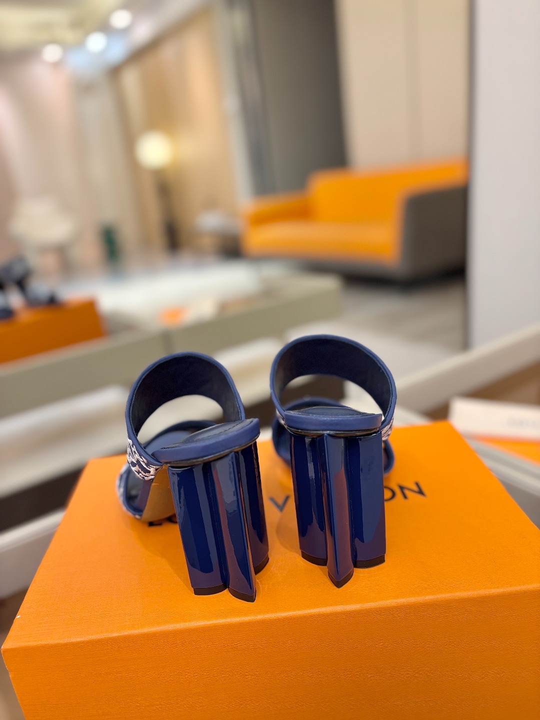 L✔️ 家春夏款专柜走秀拖鞋、官网系列同步更新、完美楦型+鞋面电绣设计、再现经典、款式简单大方、上脚大气