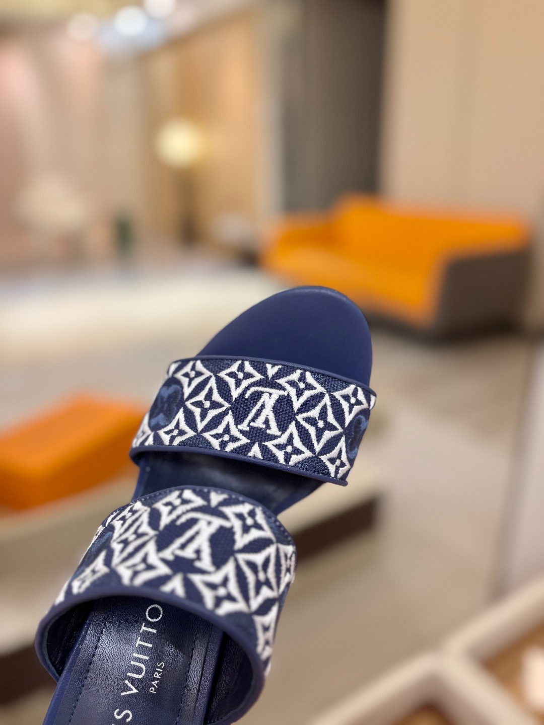 L✔️ 家春夏款专柜走秀拖鞋、官网系列同步更新、完美楦型+鞋面电绣设计、再现经典、款式简单大方、上脚大气