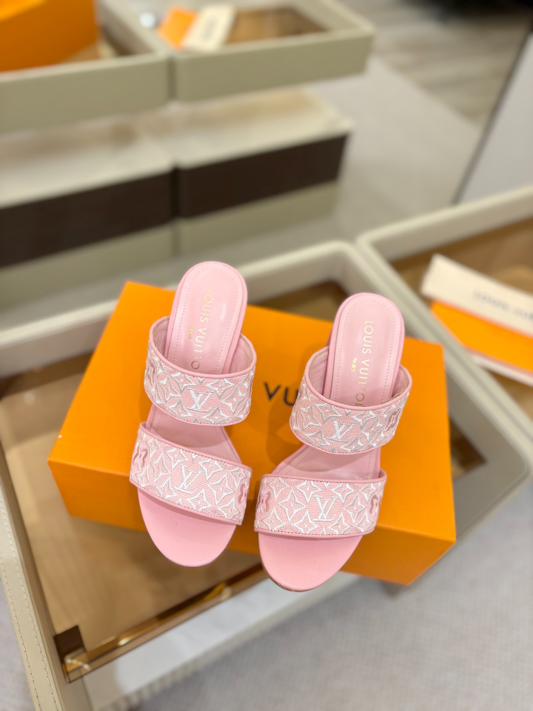 L✔️ 家春夏款专柜走秀拖鞋、官网系列同步更新、完美楦型+鞋面电绣设计、再现经典、款式简单大方、上脚大气