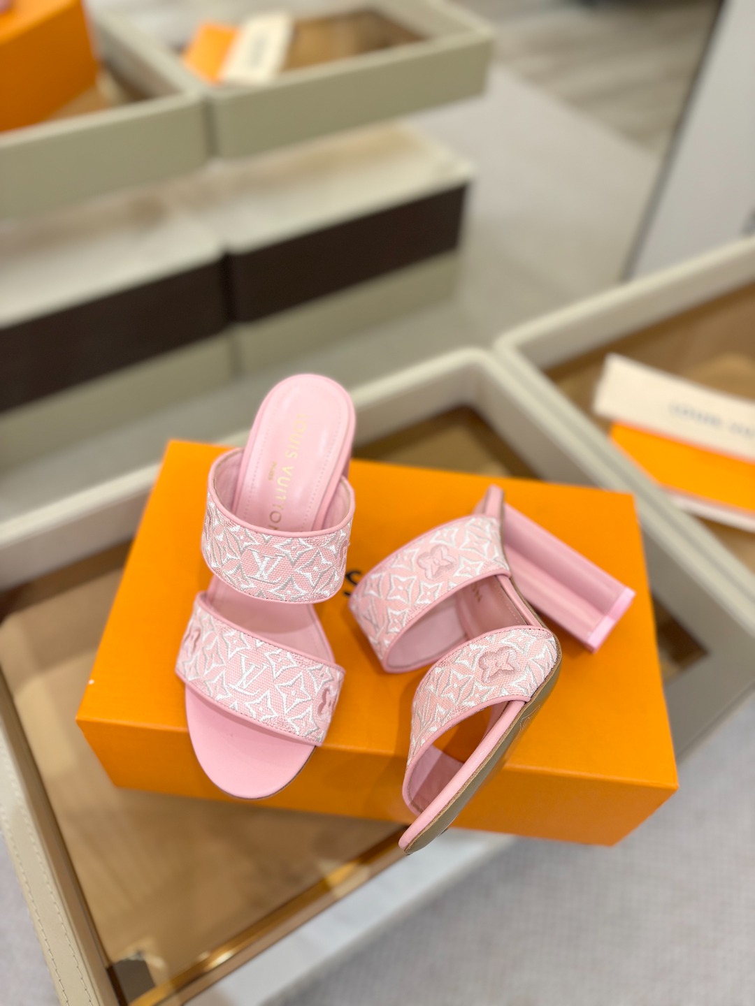 L✔️ 家春夏款专柜走秀拖鞋、官网系列同步更新、完美楦型+鞋面电绣设计、再现经典、款式简单大方、上脚大气