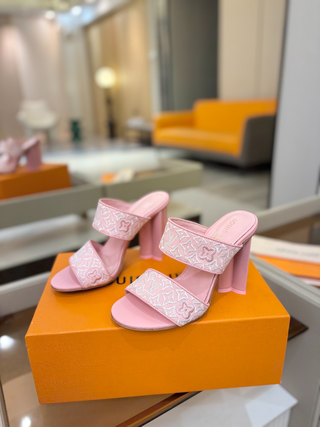 L✔️ 家春夏款专柜走秀拖鞋、官网系列同步更新、完美楦型+鞋面电绣设计、再现经典、款式简单大方、上脚大气