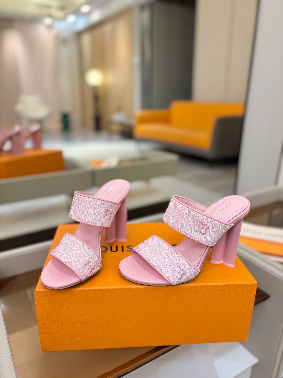 L✔️ 家春夏款专柜走秀拖鞋、官网系列同步更新、完美楦型+鞋面电绣设计、再现经典、款式简单大方、上脚大气