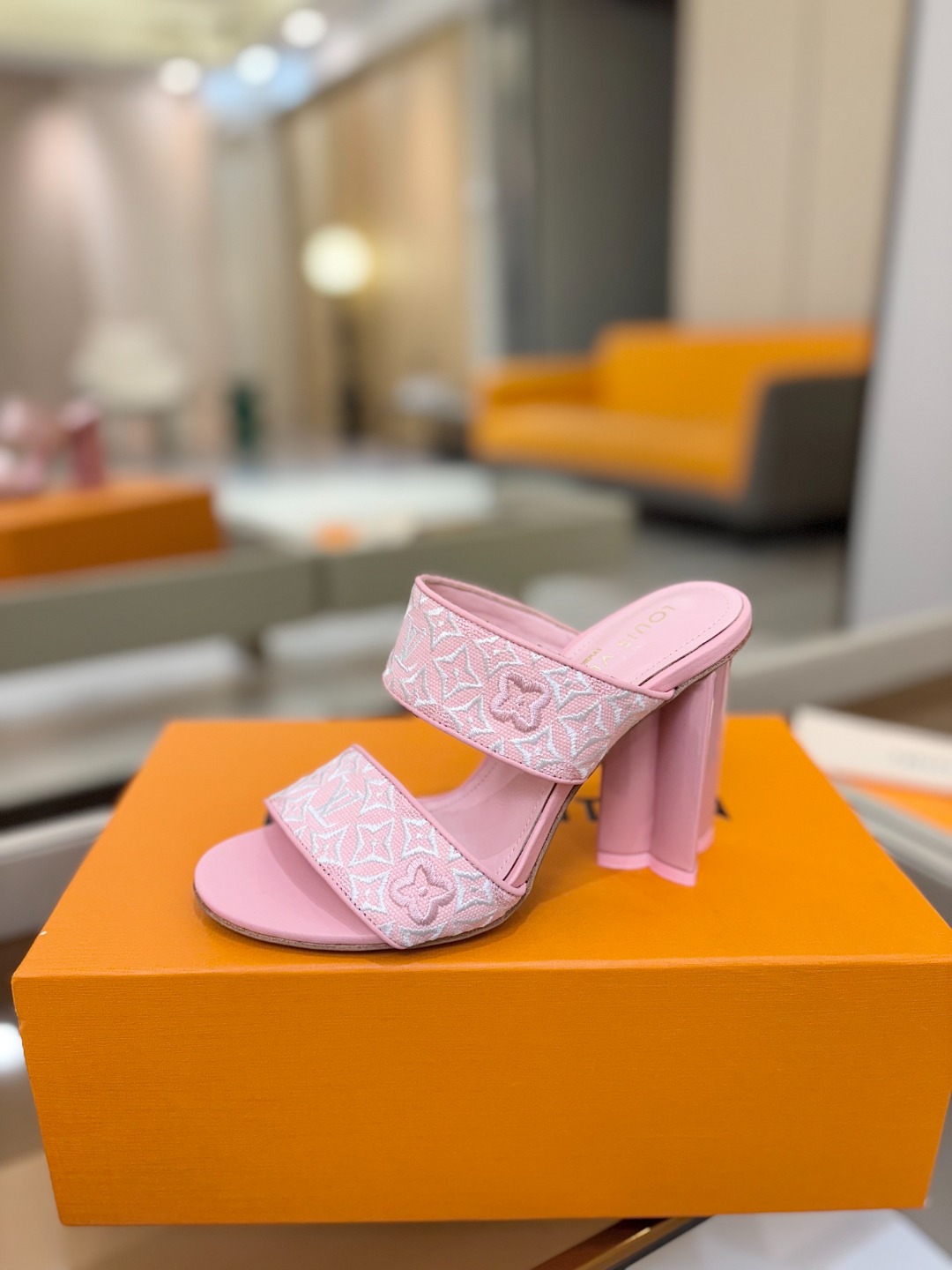 L✔️ 家春夏款专柜走秀拖鞋、官网系列同步更新、完美楦型+鞋面电绣设计、再现经典、款式简单大方、上脚大气