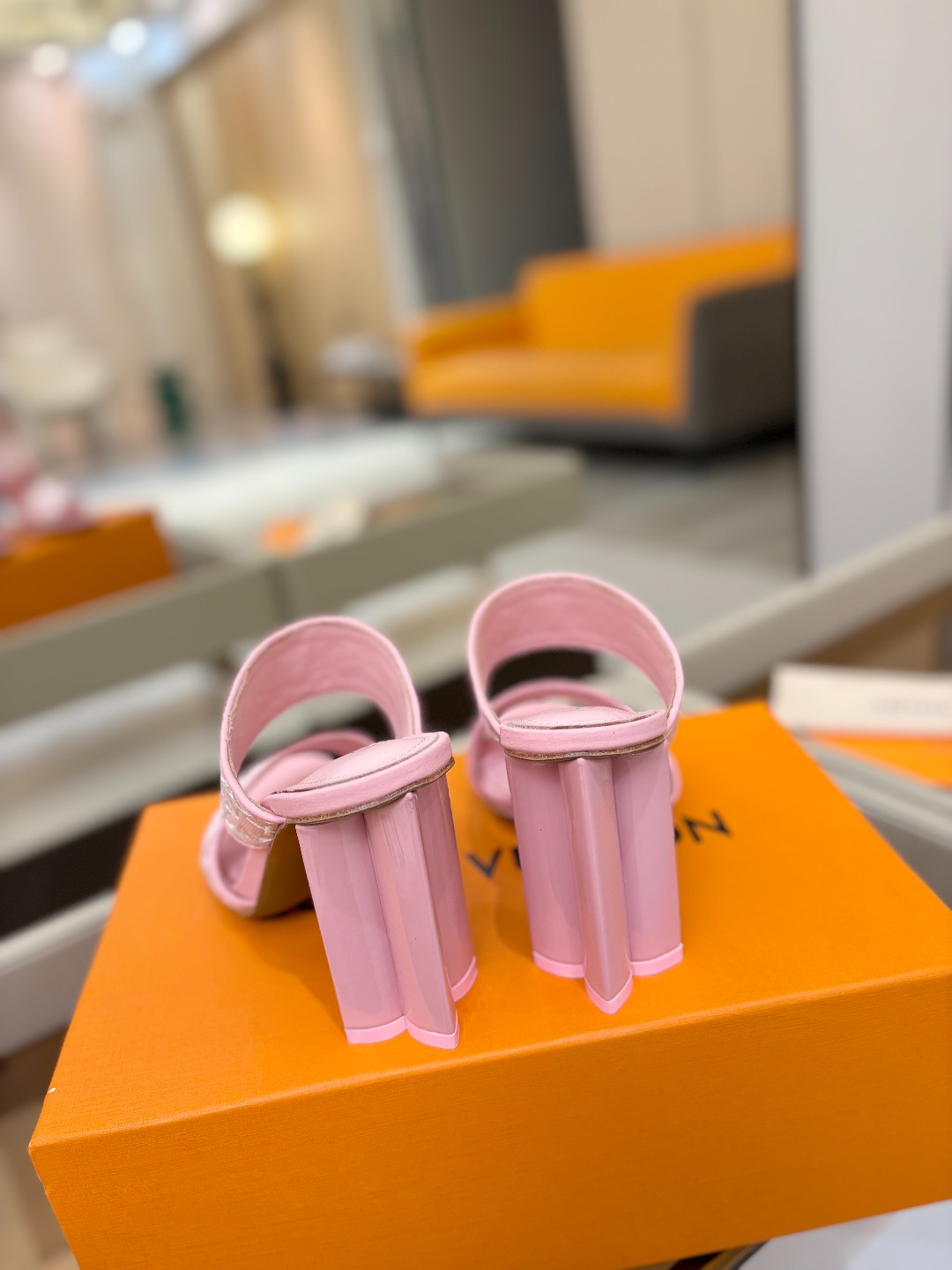 L✔️ 家春夏款专柜走秀拖鞋、官网系列同步更新、完美楦型+鞋面电绣设计、再现经典、款式简单大方、上脚大气