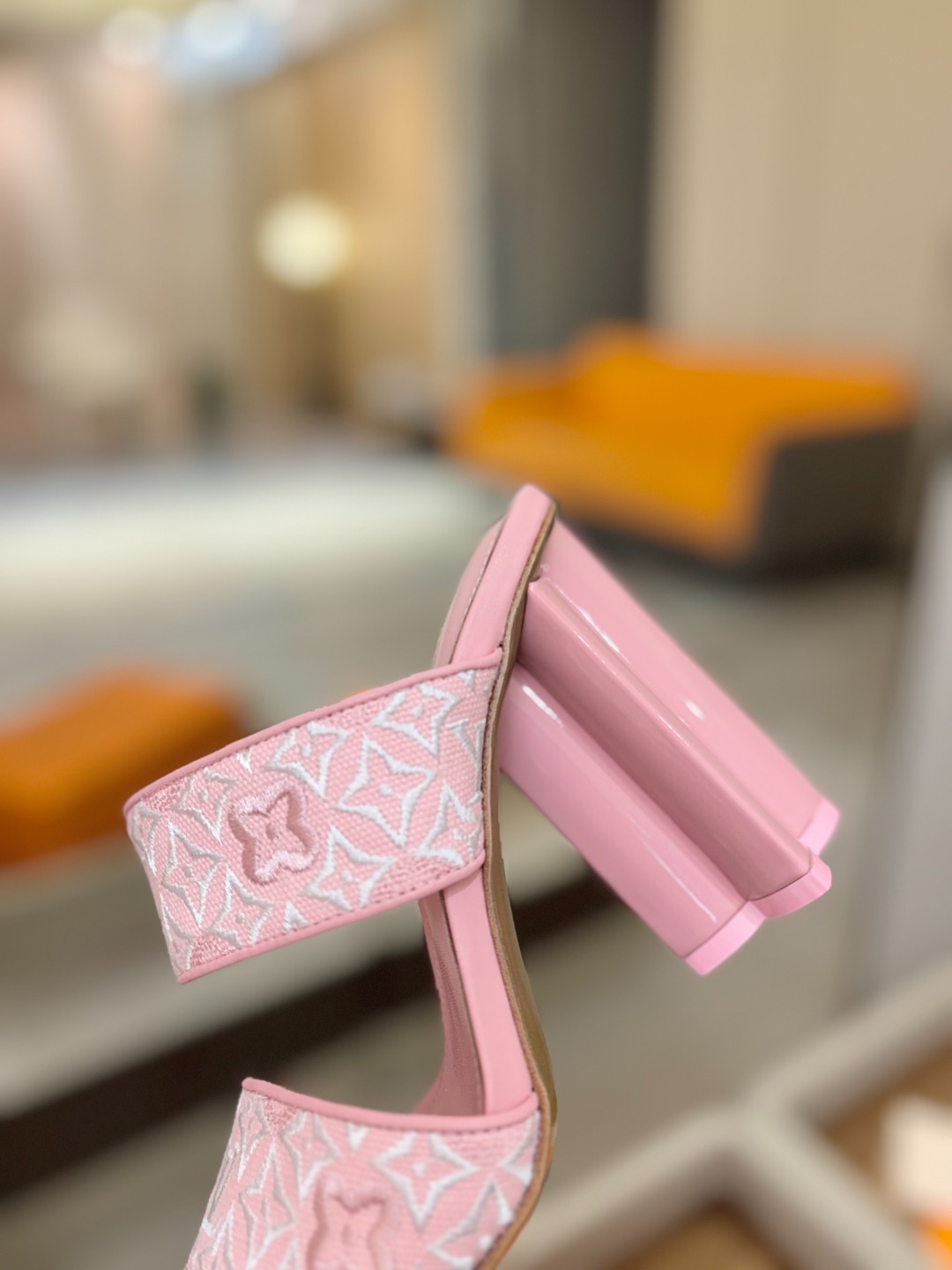 L✔️ 家春夏款专柜走秀拖鞋、官网系列同步更新、完美楦型+鞋面电绣设计、再现经典、款式简单大方、上脚大气