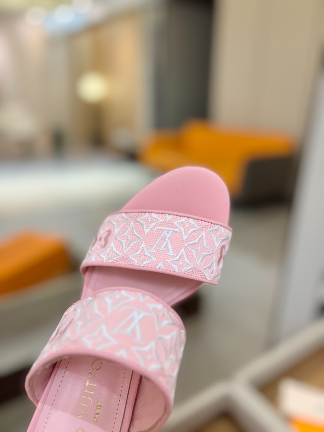 L✔️ 家春夏款专柜走秀拖鞋、官网系列同步更新、完美楦型+鞋面电绣设计、再现经典、款式简单大方、上脚大气