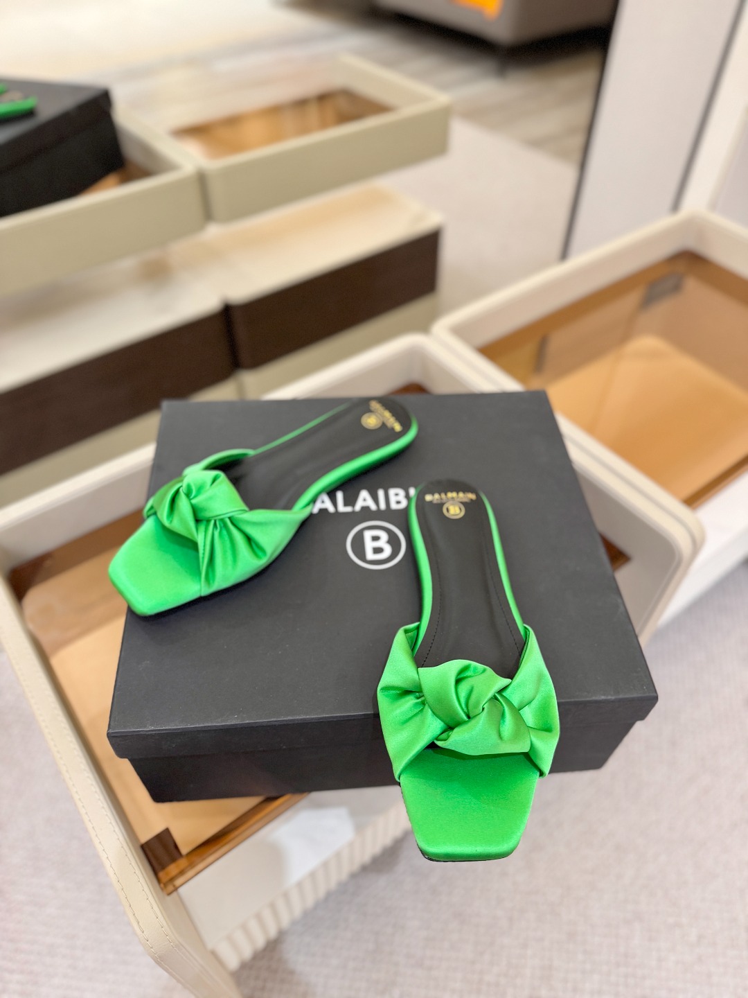 Balmain巴尔曼走秀时装 👄嘴唇时髦平底拖鞋𝘽𝙖𝙡𝙢𝙖𝙞𝙣巴尔曼 愈发別致出众 赶紧来一双巴尔曼小美